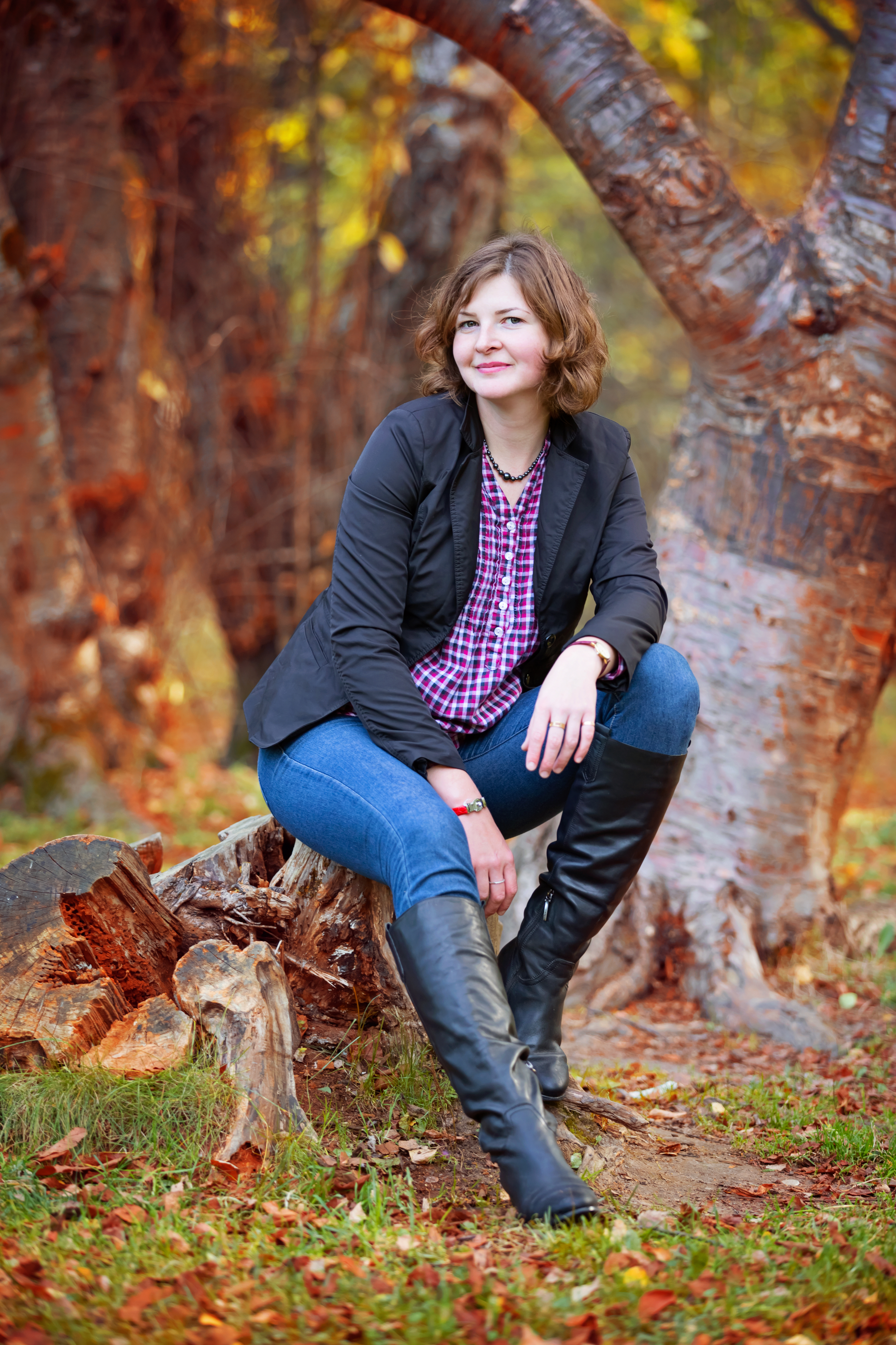 Бесплатное фото Девушка, в осеннем лесу, позирует, фото
