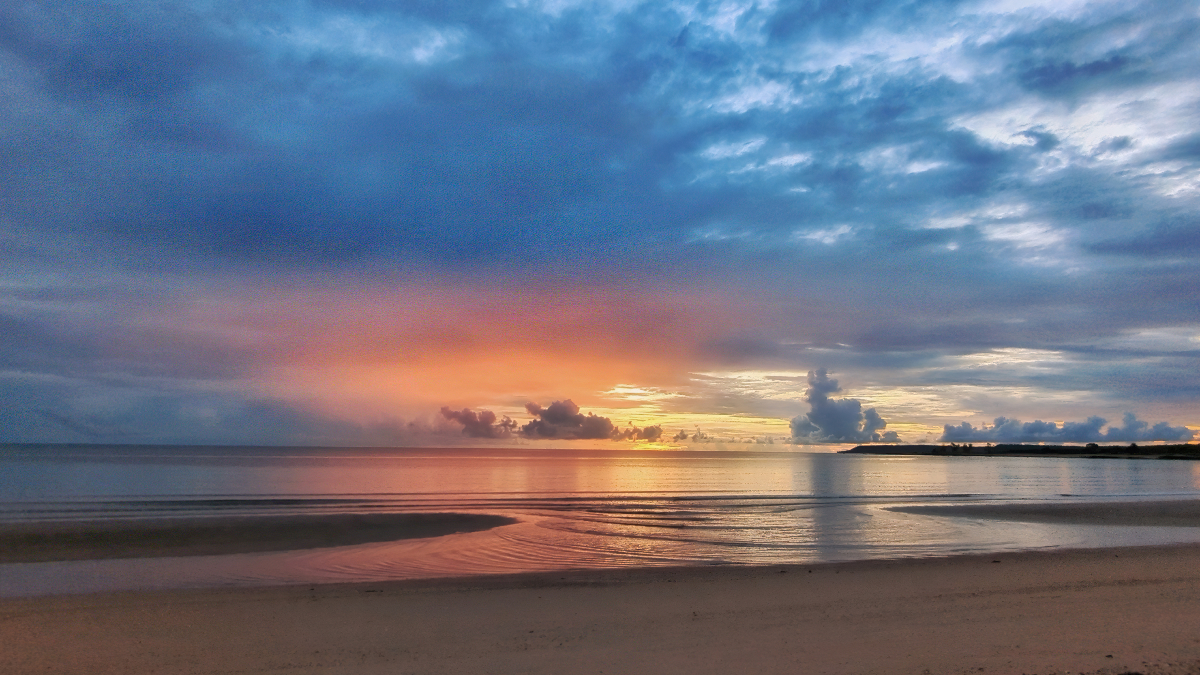 Free photo Early morning sunrise at sea