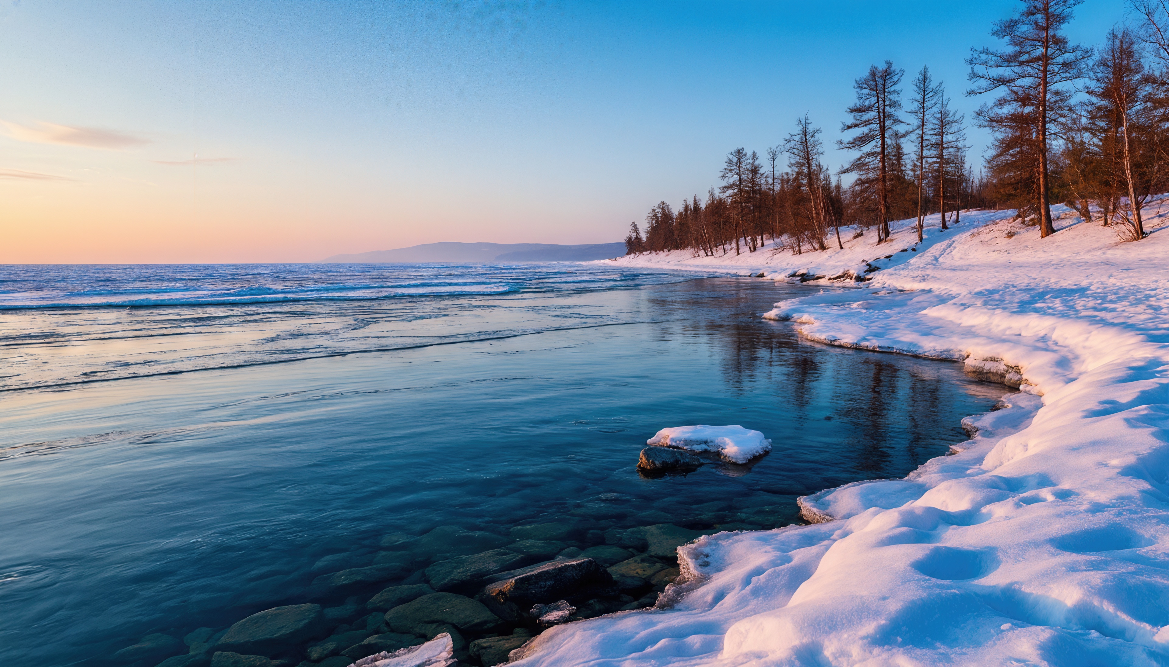 Бесплатное фото Зимний Байкал: прозрачная вода, заснеженный берег и стройные лиственницы на закате.