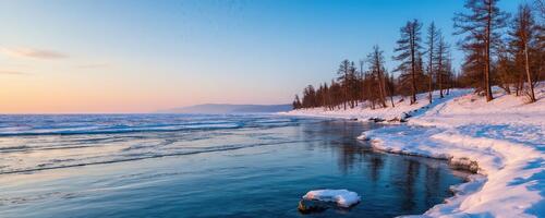 Бесплатное фото Зимний Байкал: прозрачная вода, заснеженный берег и стройные лиственницы на закате.