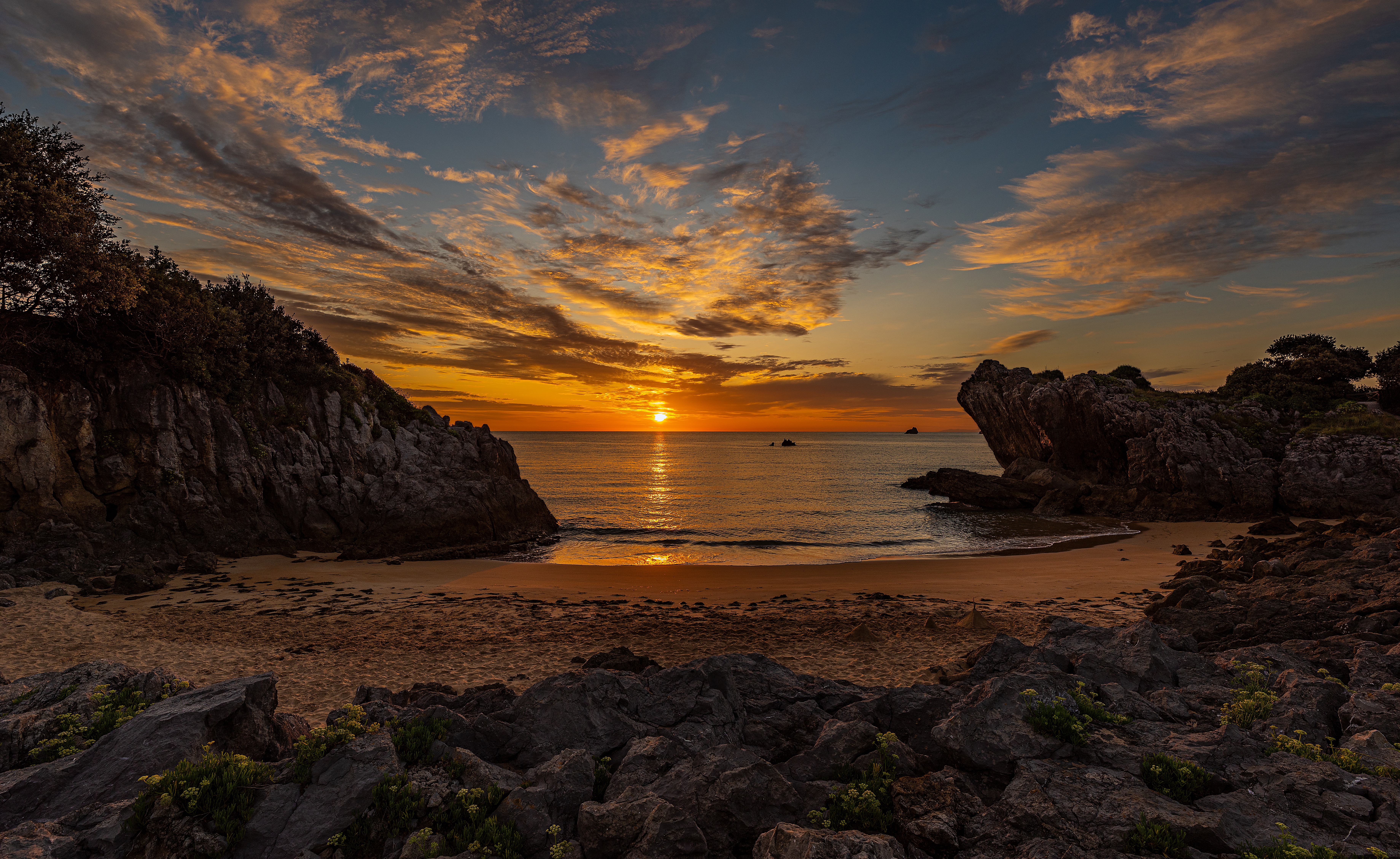 夕阳下的岩石海岸