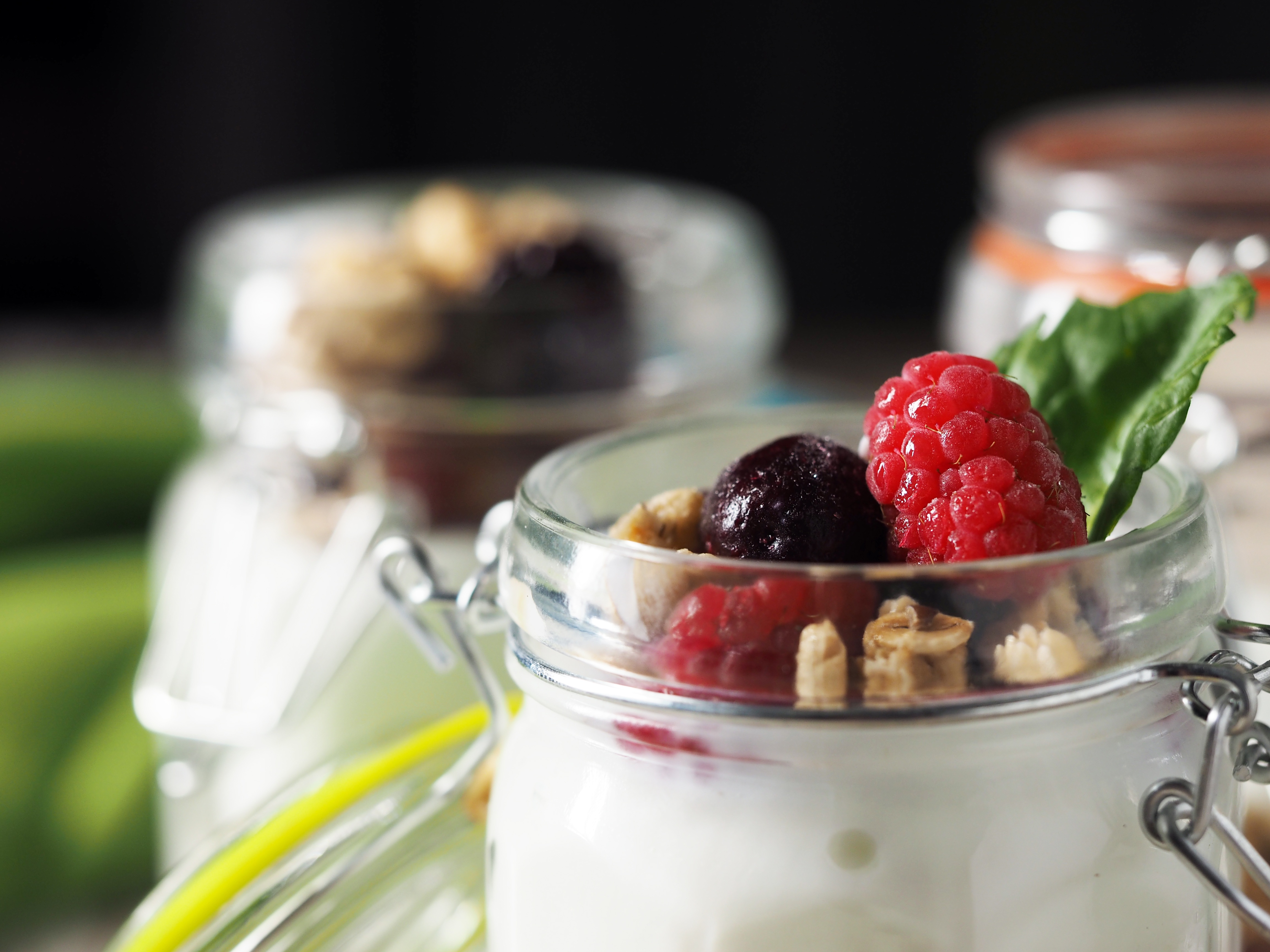 Free photo Tins of ice cream and wild berries