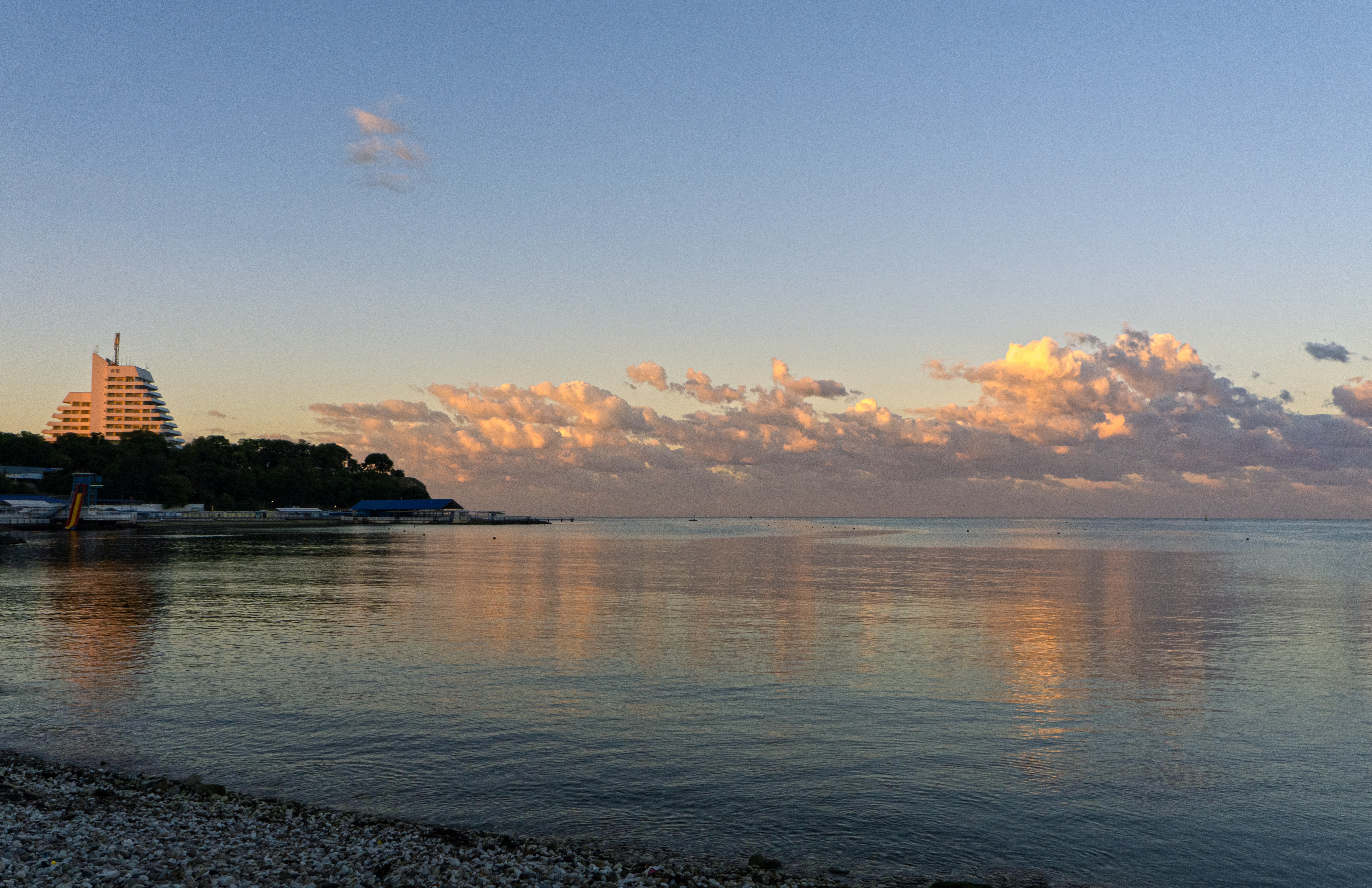 Free photo The Black Sea embankment in the early morning of September