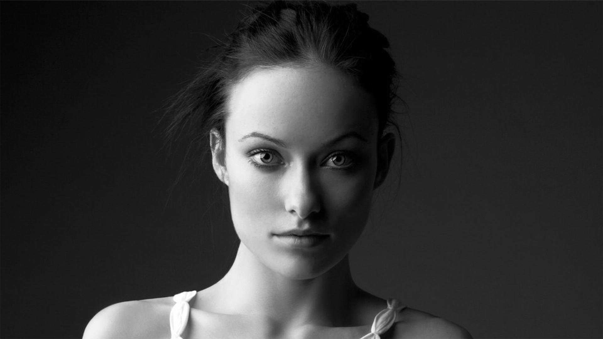 Free photo Portrait of Olivia Wilde in a monochrome photo