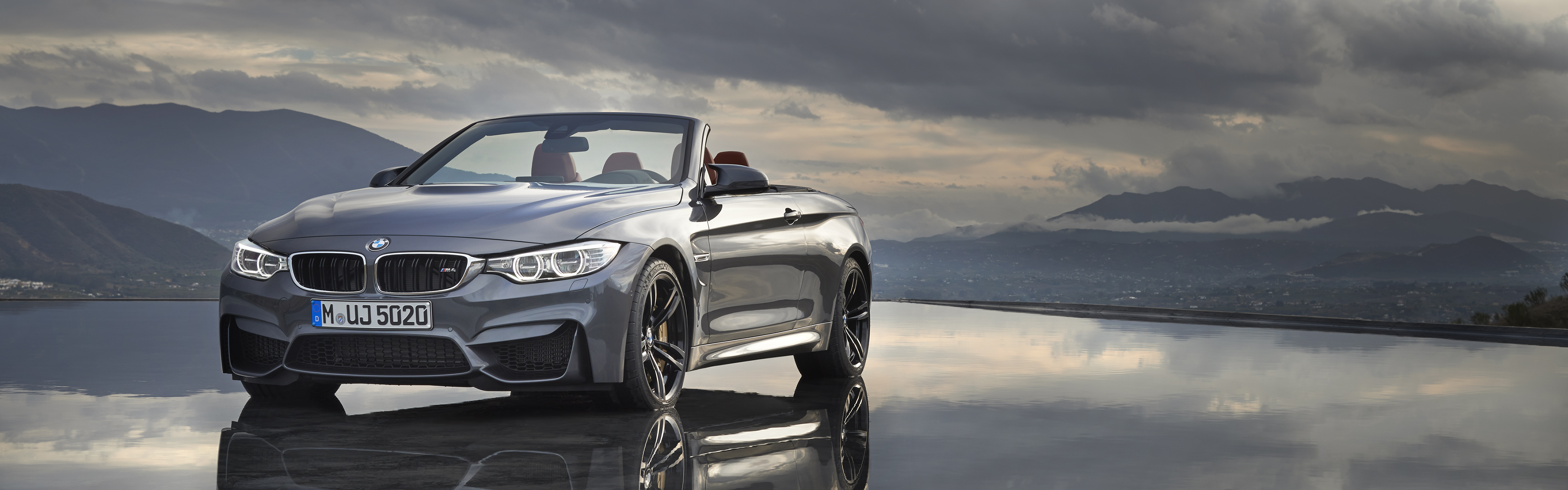 Free photo Silver BMW M4 Cabrio.