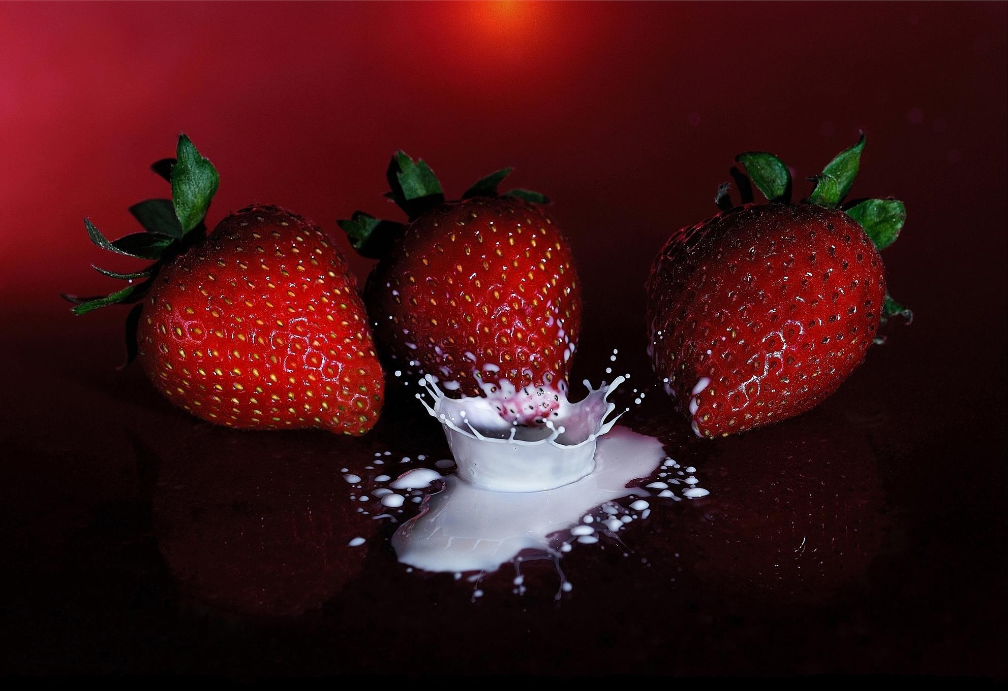 Wallpapers strawberry cream drop on the desktop