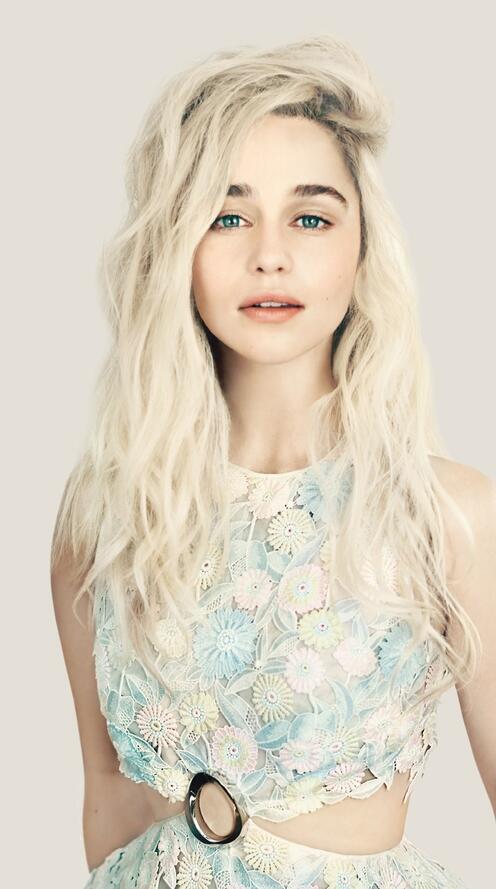 Тарантиноның фильмдердегі аяқ фетиш суреттері Әнші Максимнің есінен танып жатқан суреті