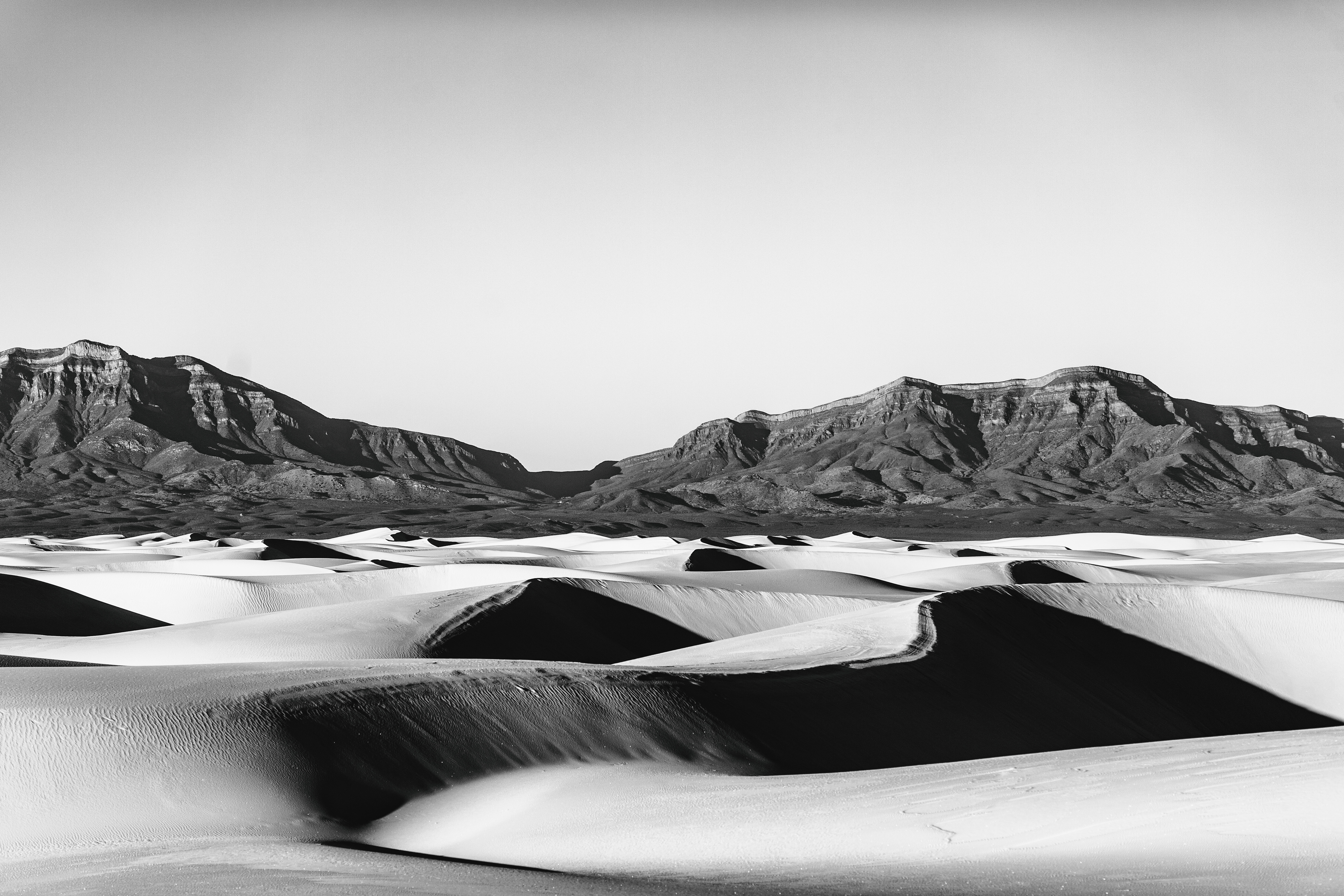 沙漠中的单色山峦