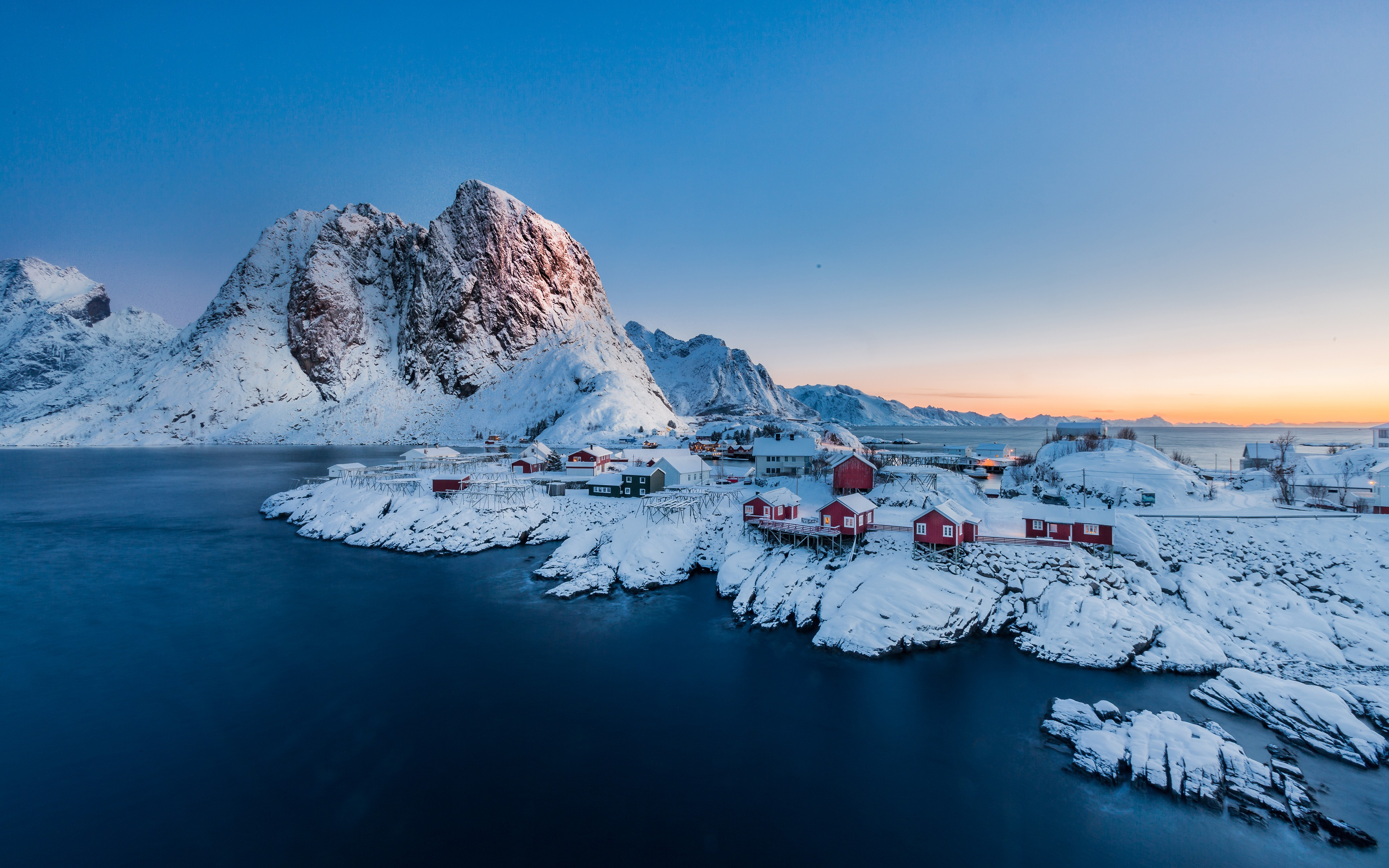 免费照片挪威海边的红房子