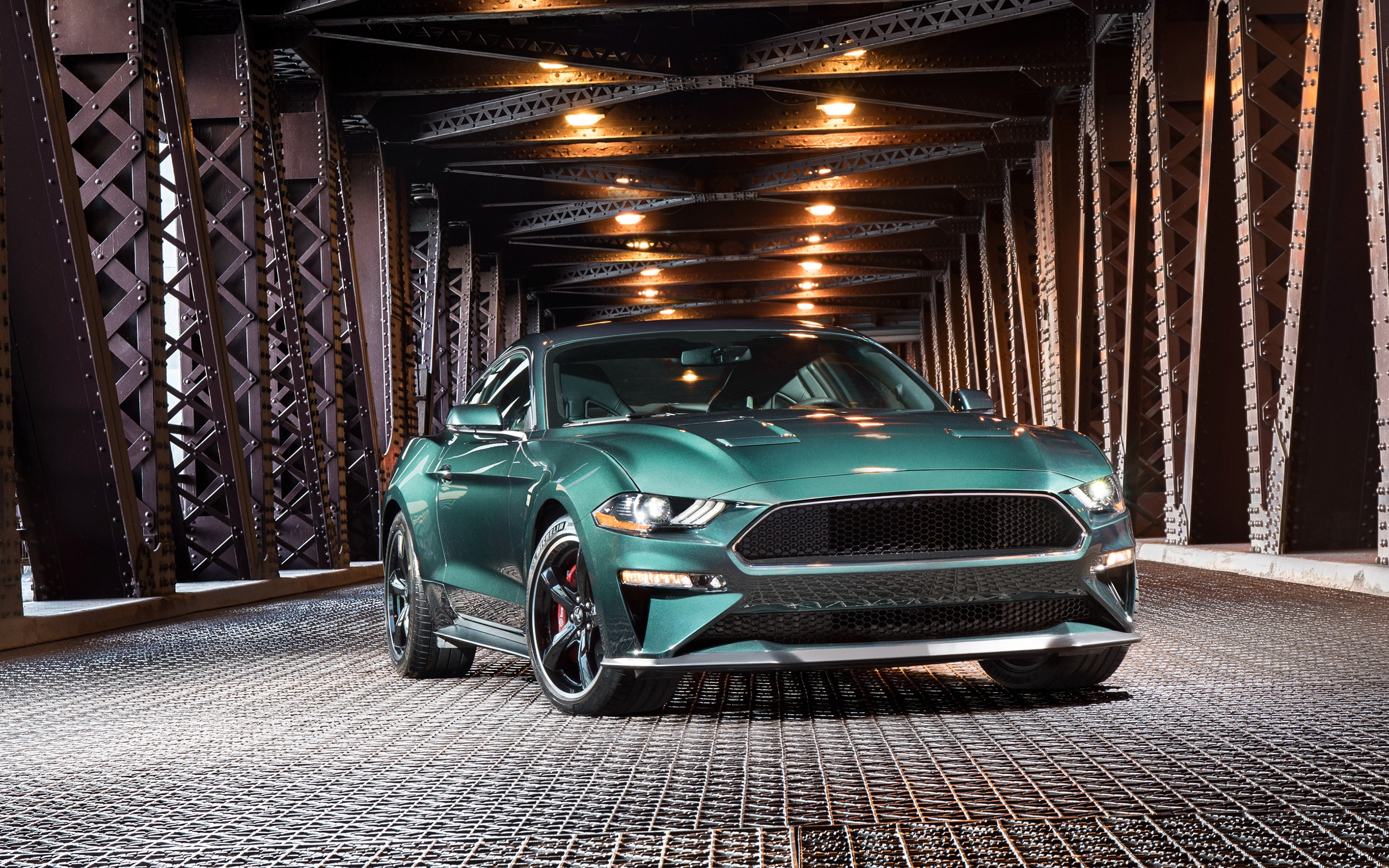 Бесплатное фото Ford mustang bullitt на мосту