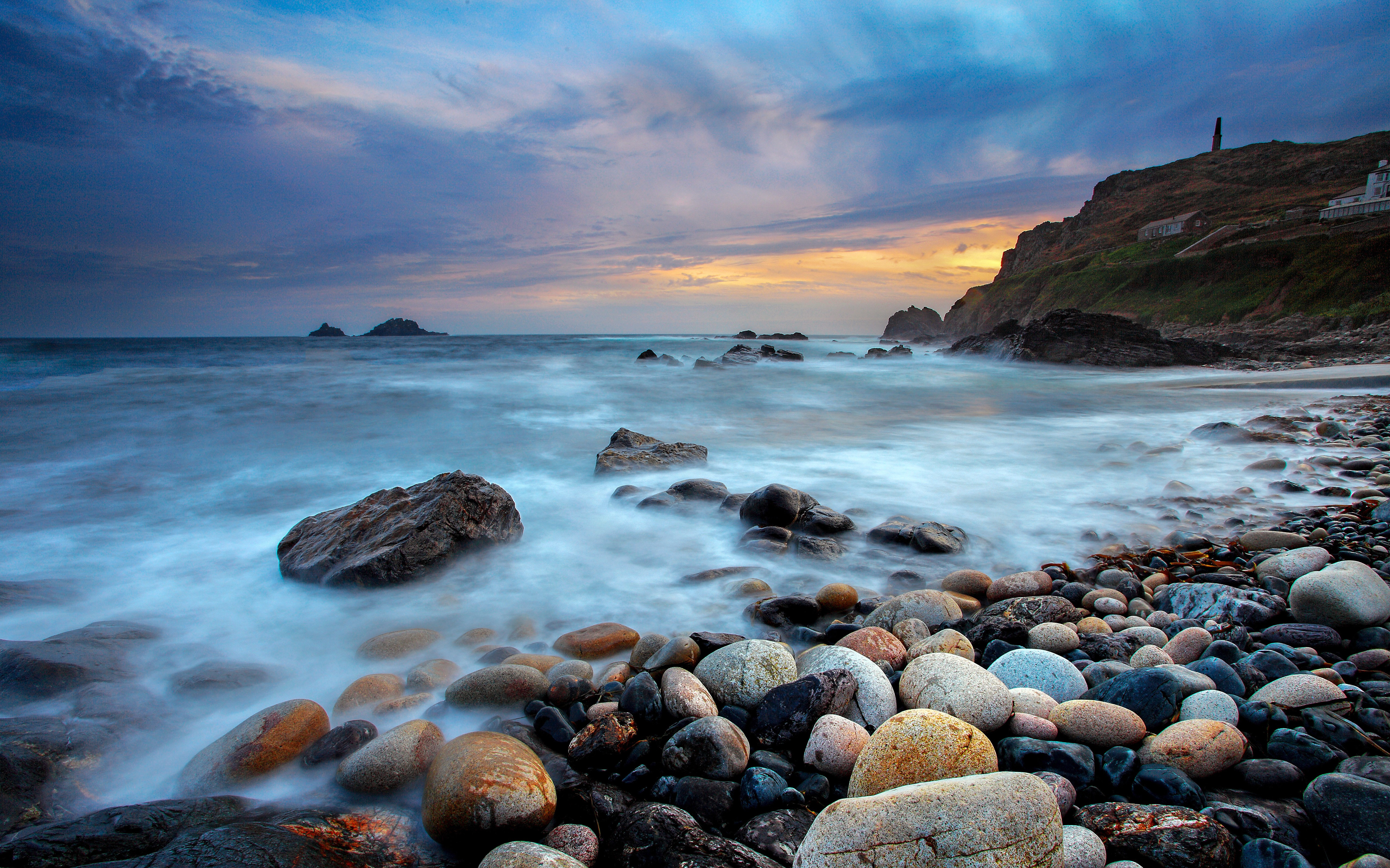 Free photo A beach of rocks by the sea