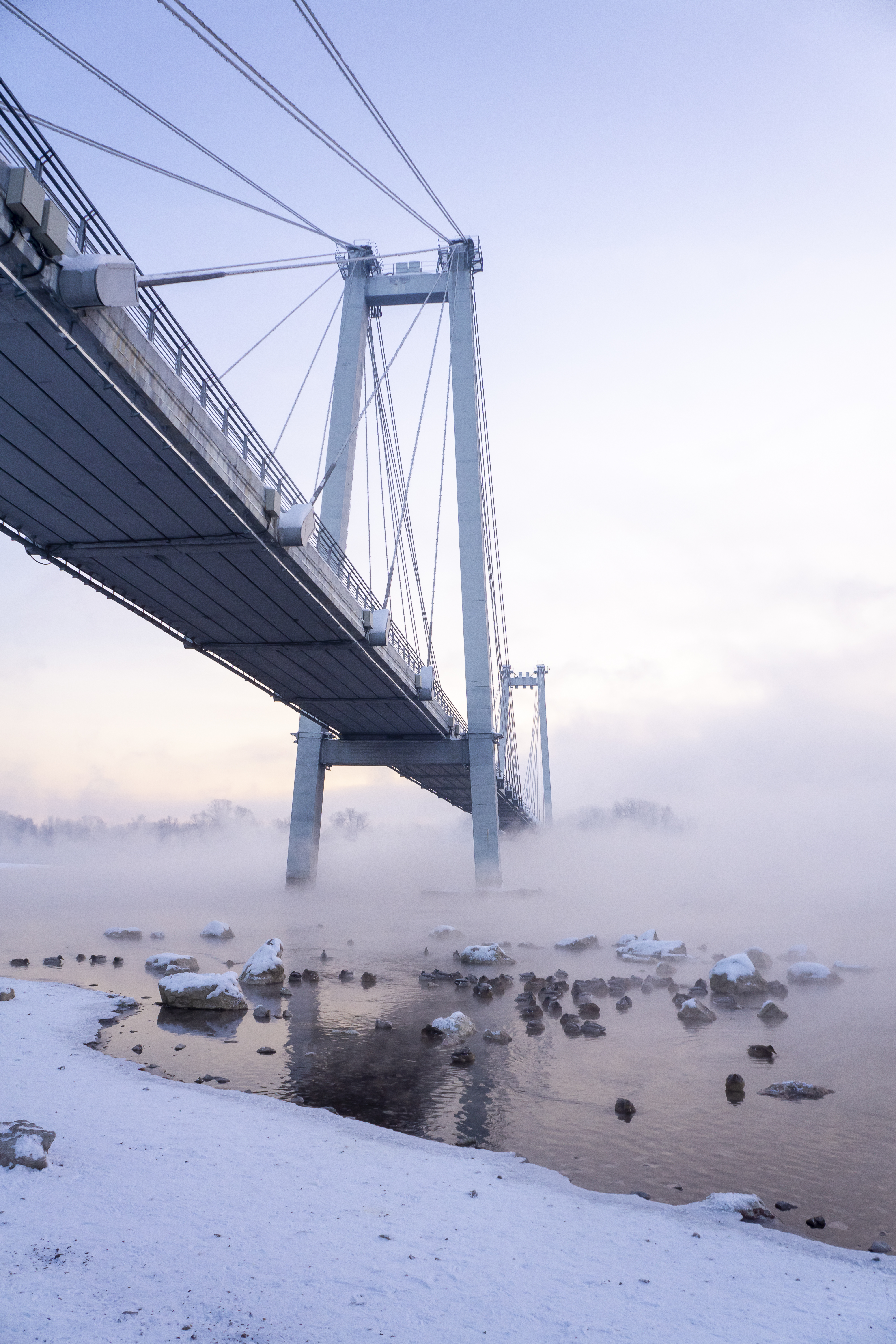 叶尼塞河大桥上结霜的清晨