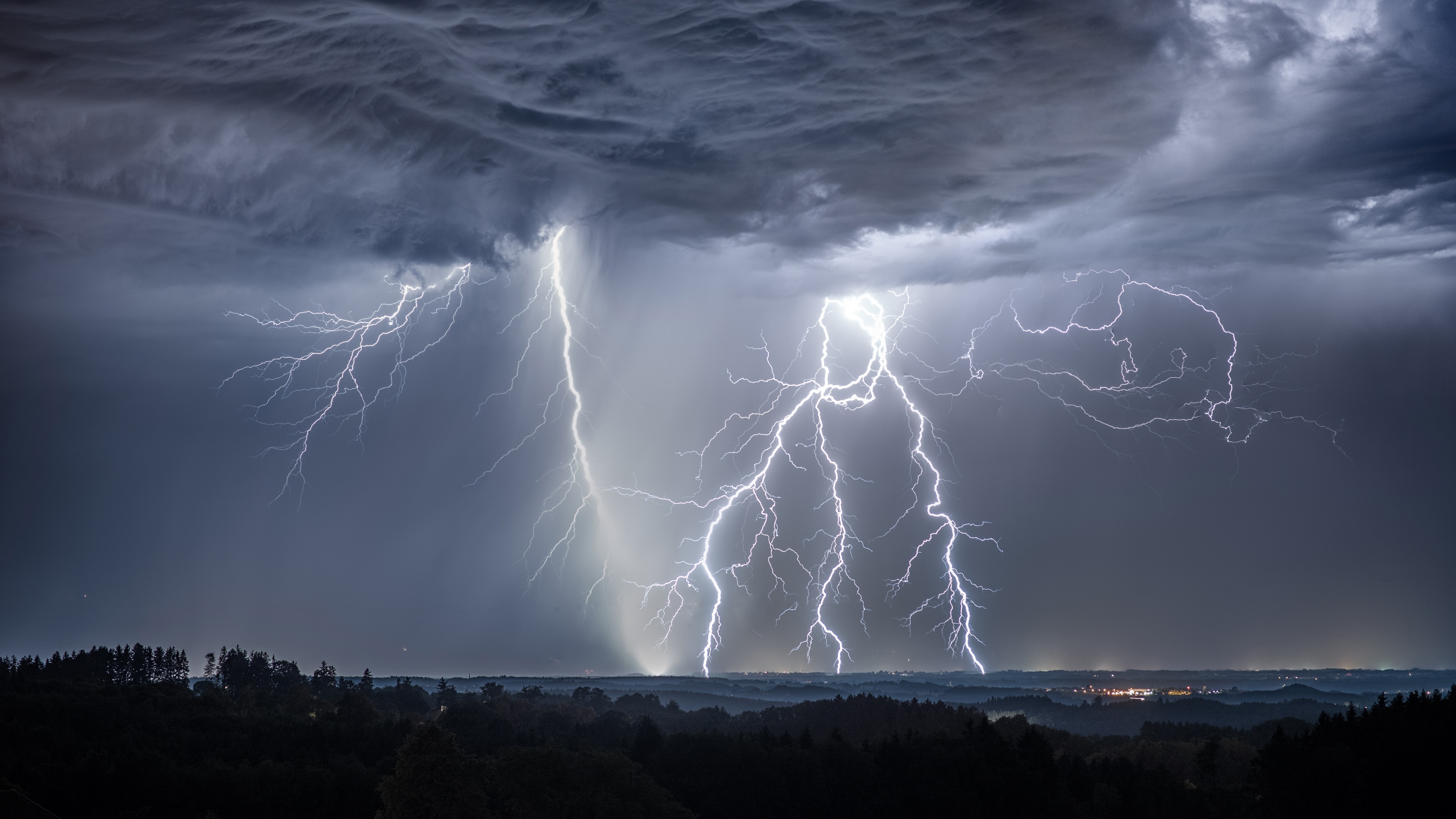 Free photo Lightning strikes the ocean