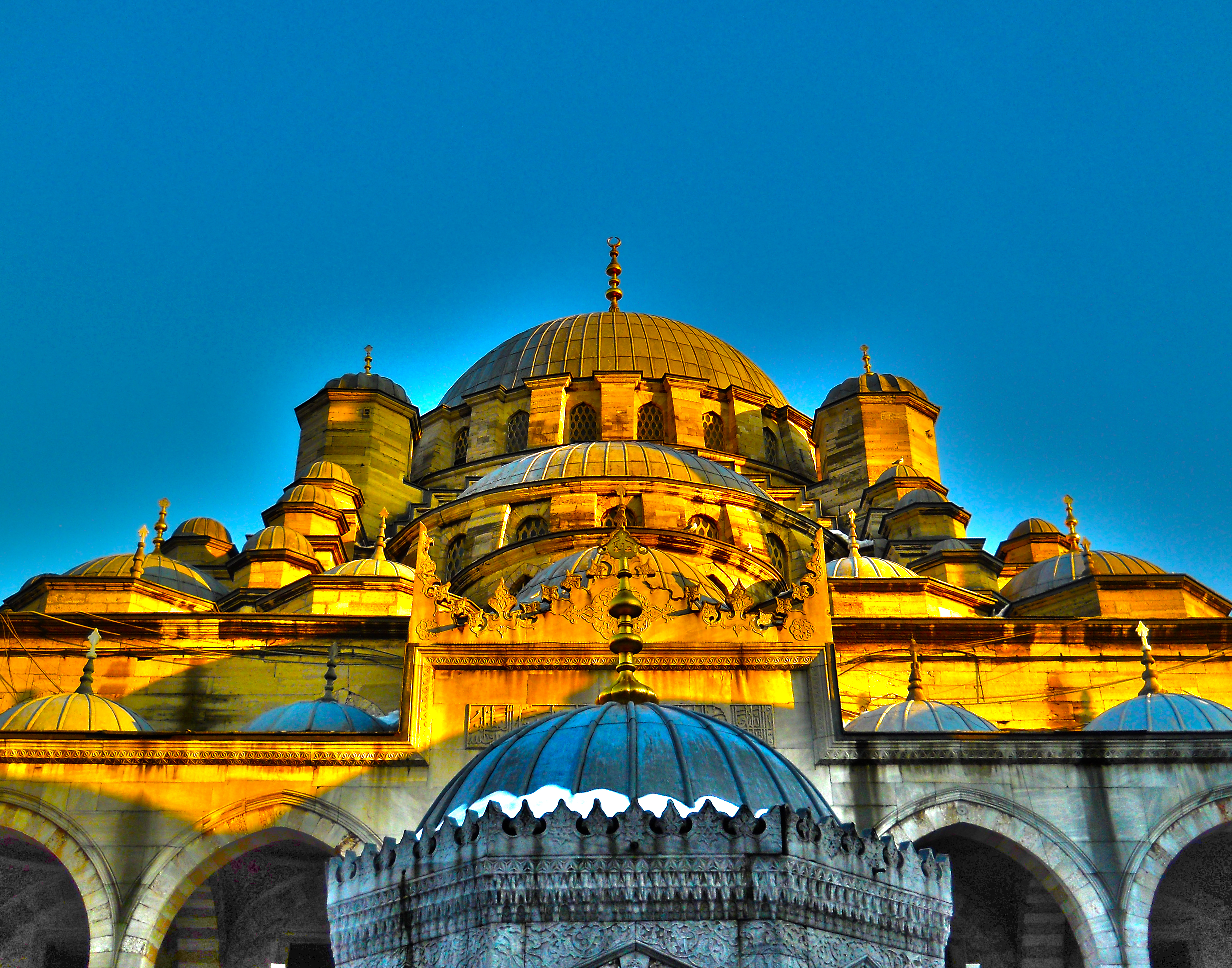 Новая мечеть в лучах солнца