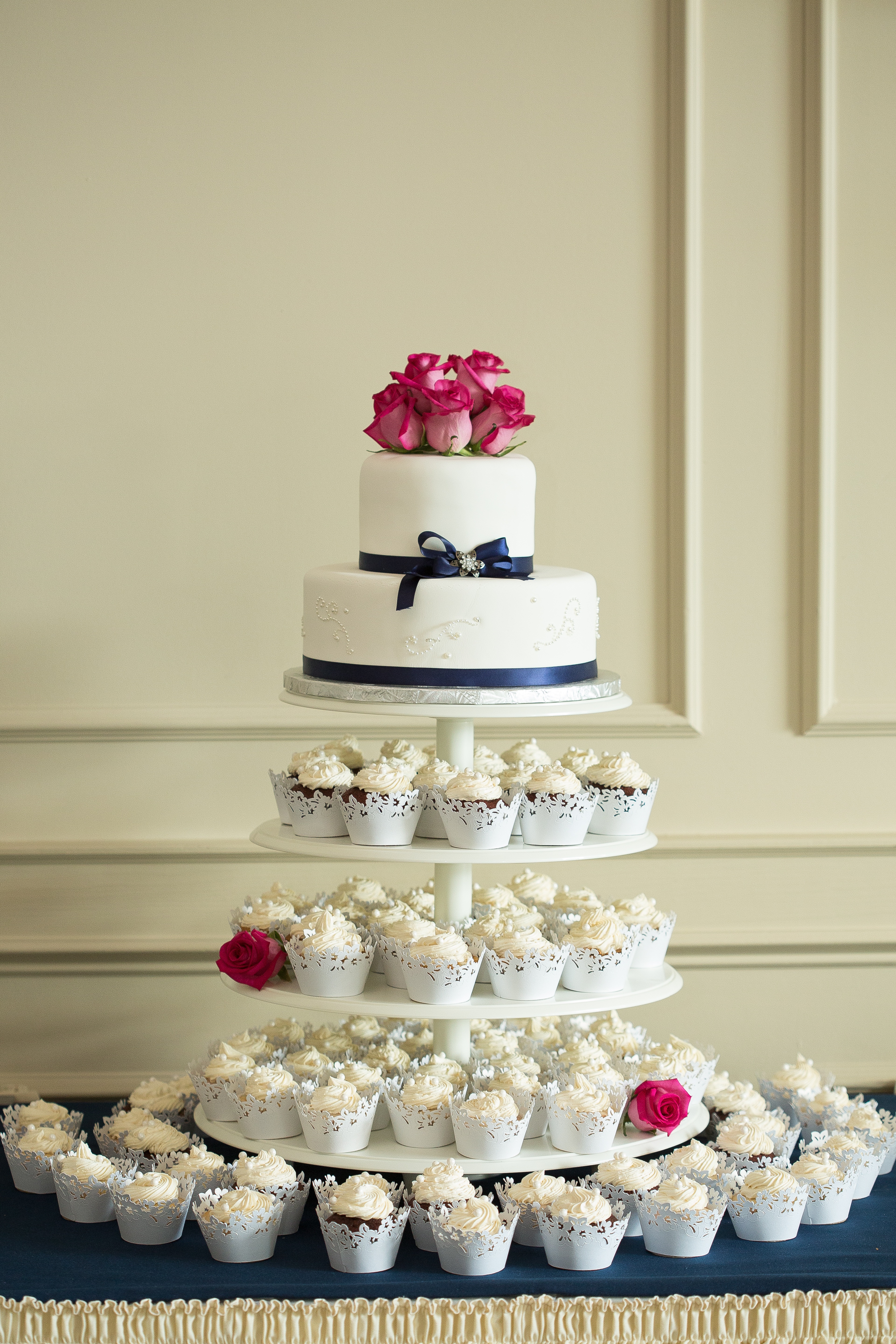 Free photo Cake with cakes on a stand