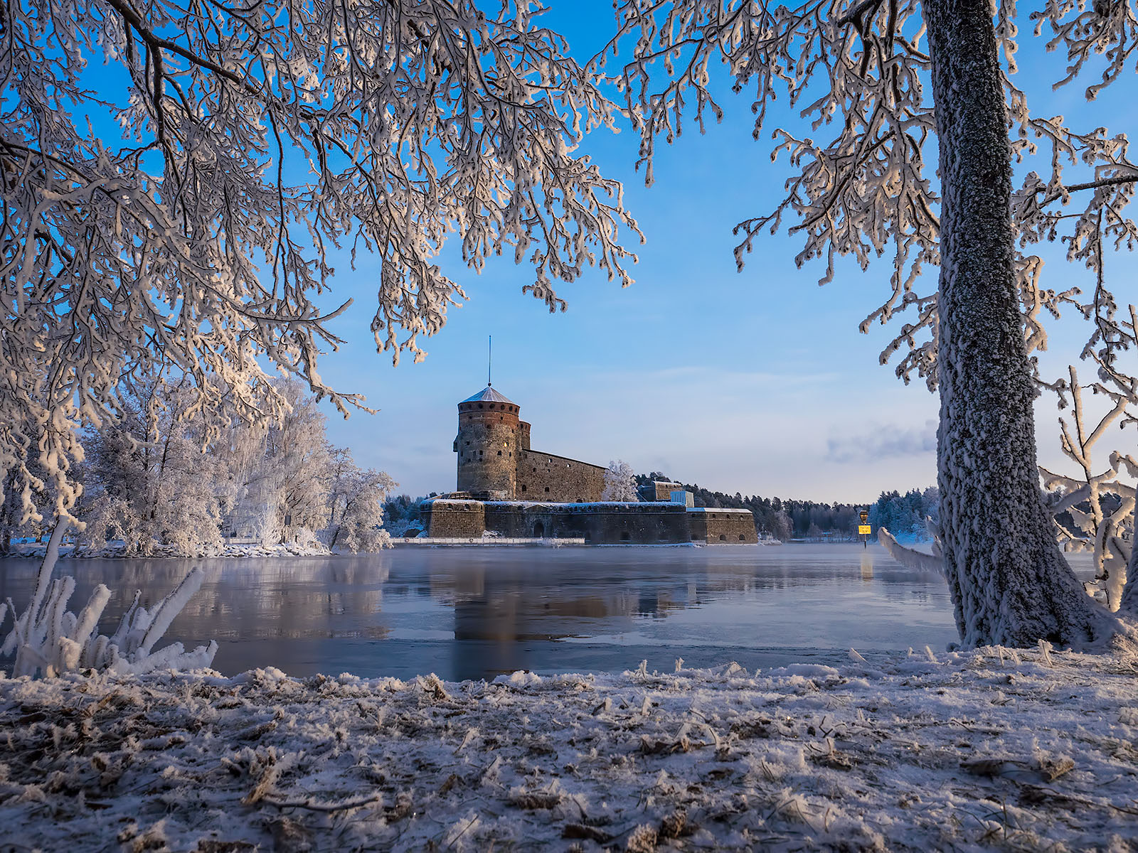 桌面上的壁纸芬兰城堡 冬季 池塘
