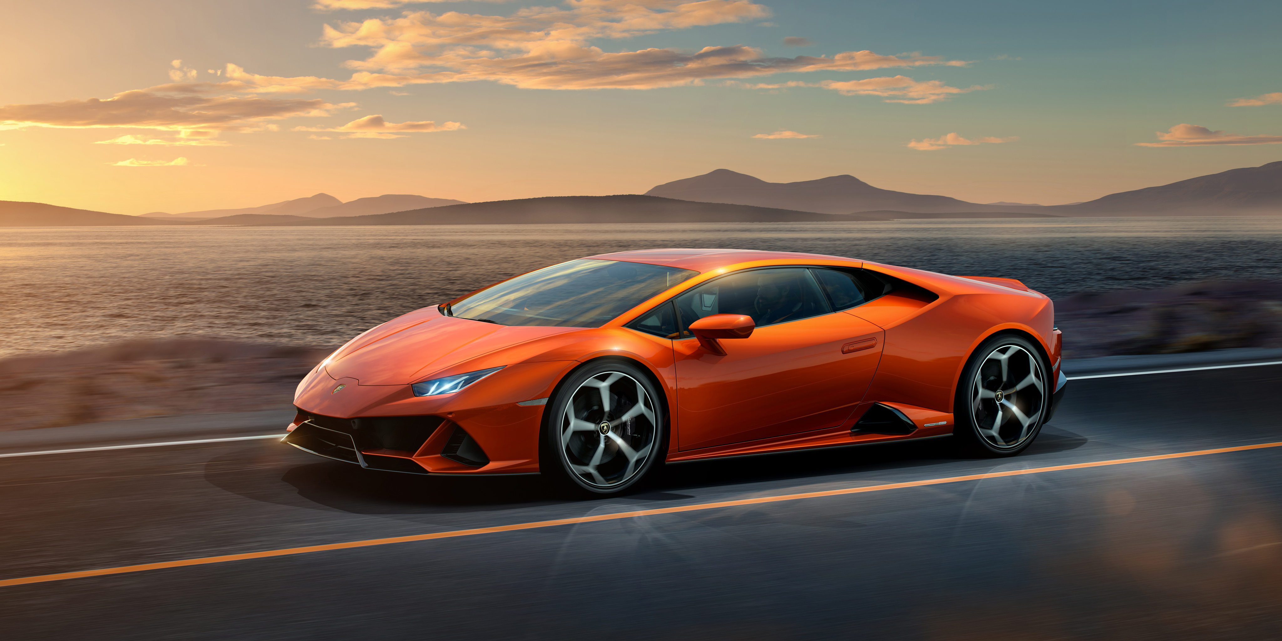 Free photo A picture of an orange Lamborghini Huracan Evo.