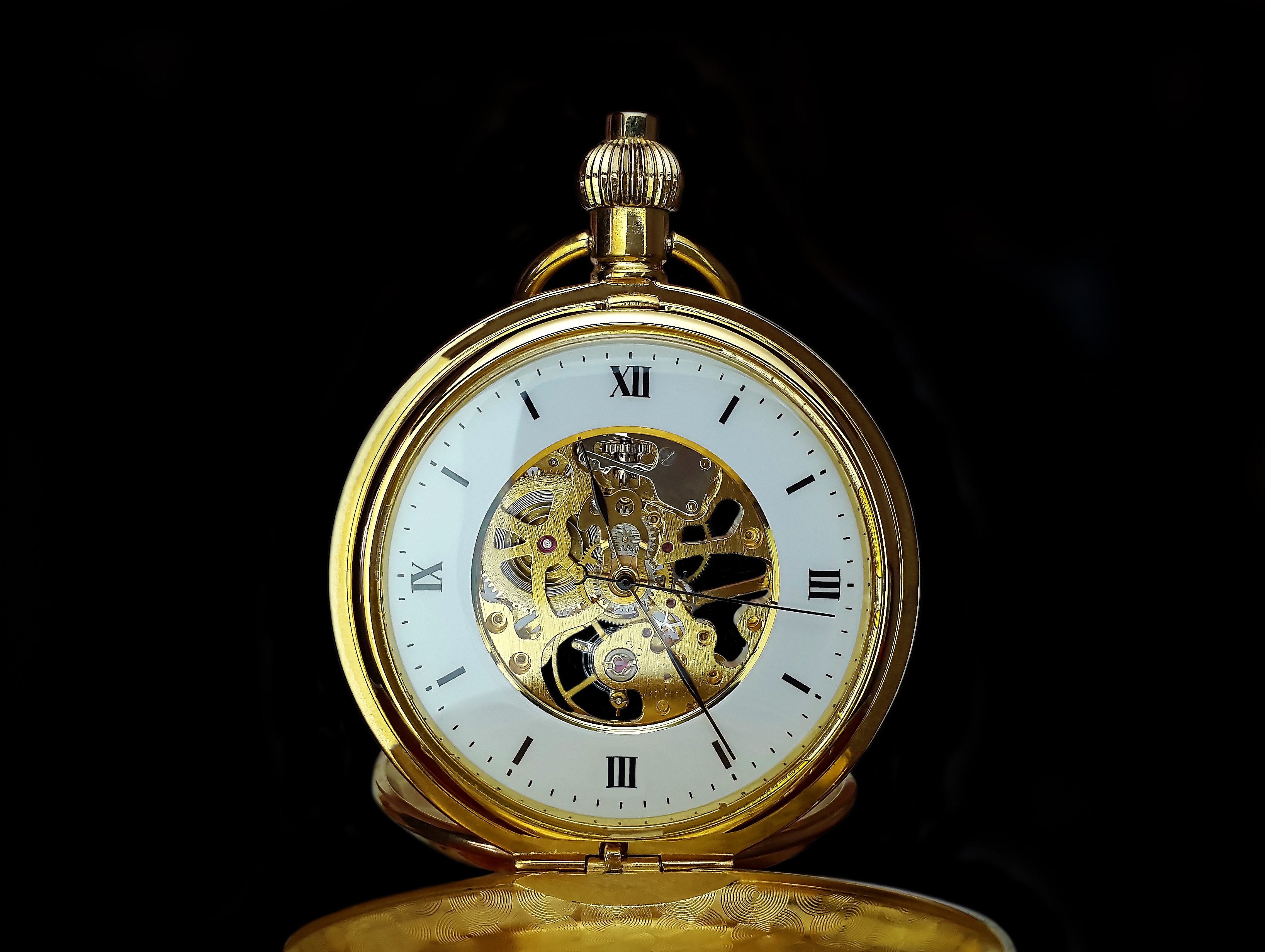 Free photo Mechanical gold pocket watch