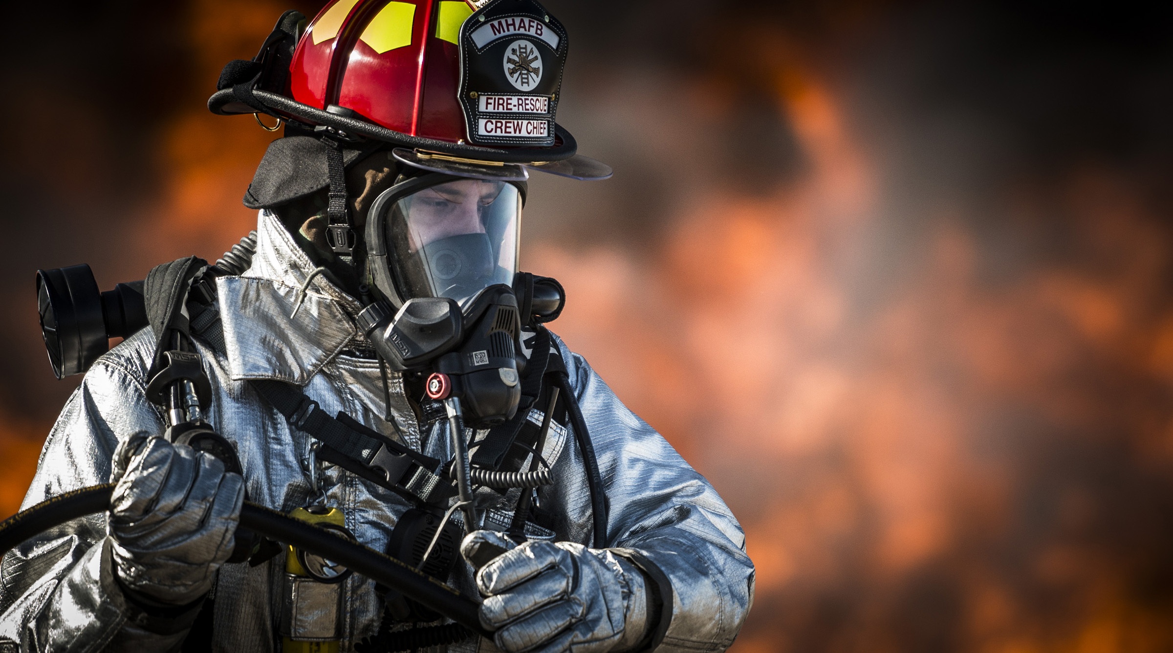 Free photo A fireman in a gas mask