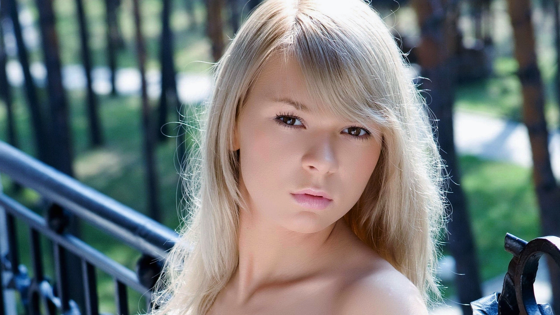 Free photo Portrait of a blonde girl on the street