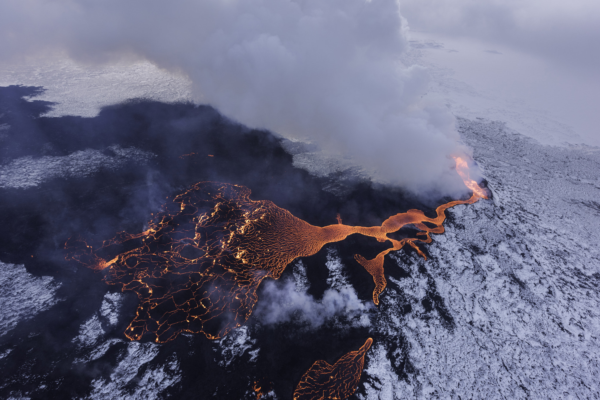 冬季冰岛喷发的火山