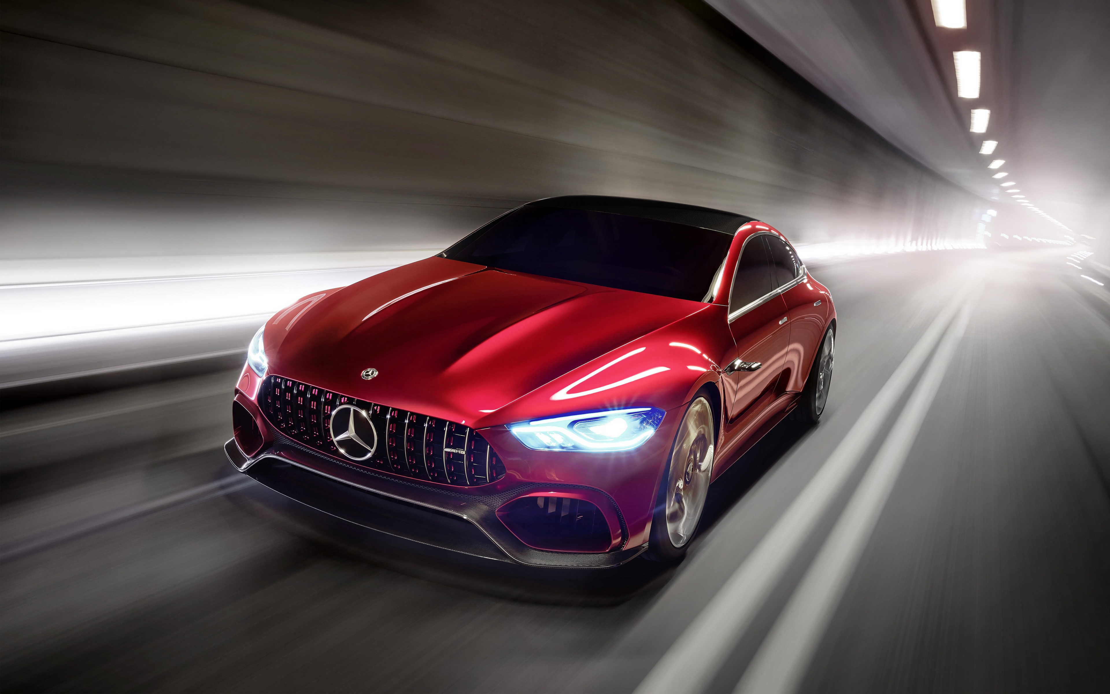 Бесплатное фото Вишневый Mercedes AMG GT едет в тоннеле