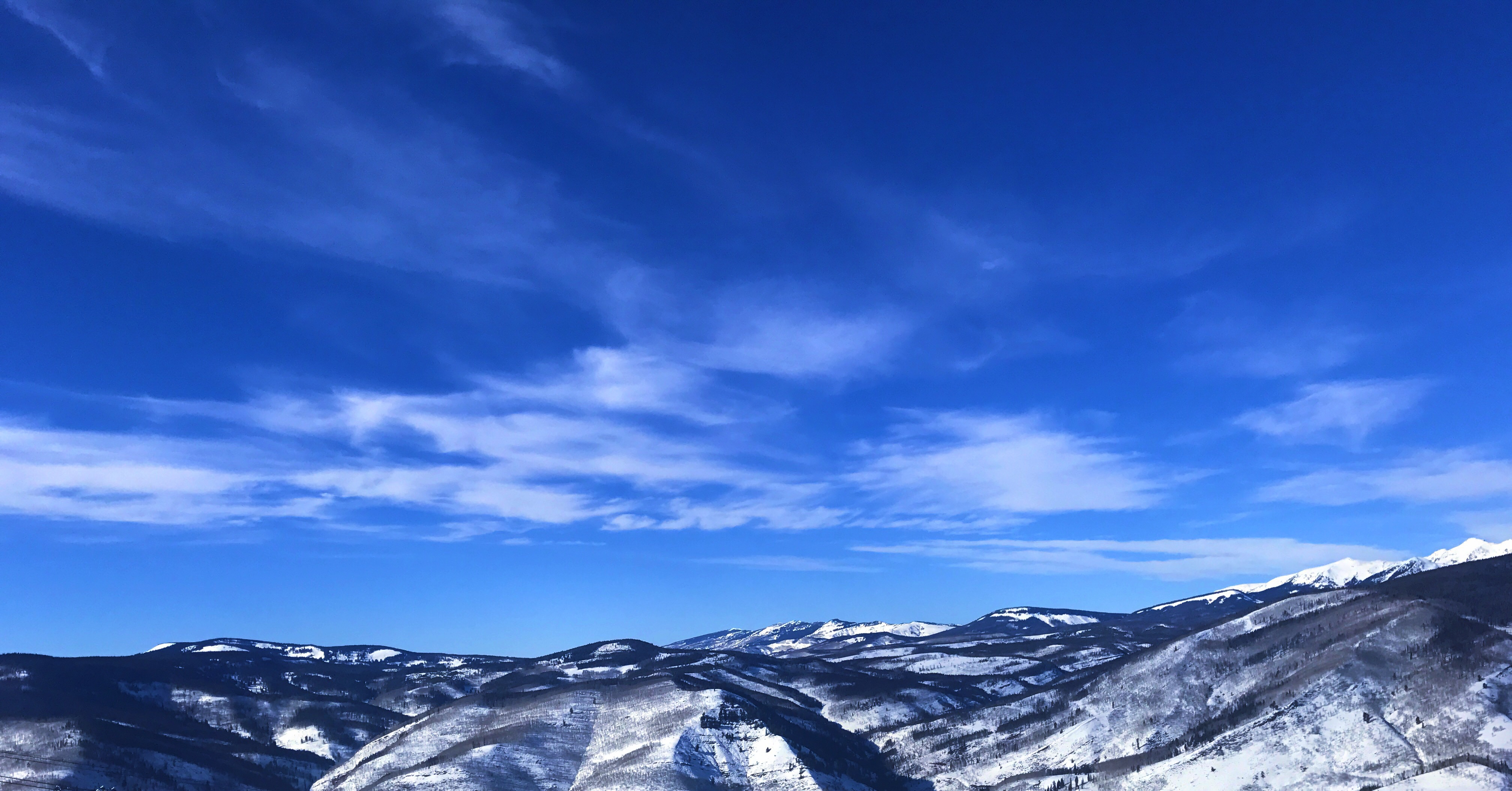 Бесплатное фото Яркое синее небе в горах