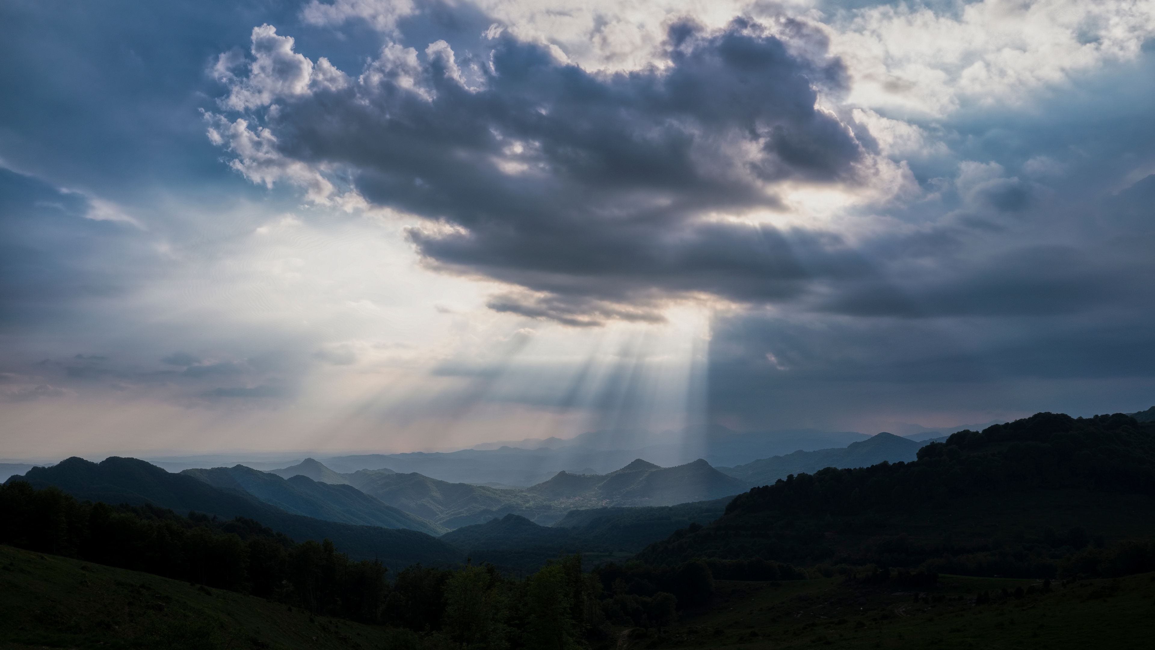 Free photo The sun`s rays fall on the tops of the hills