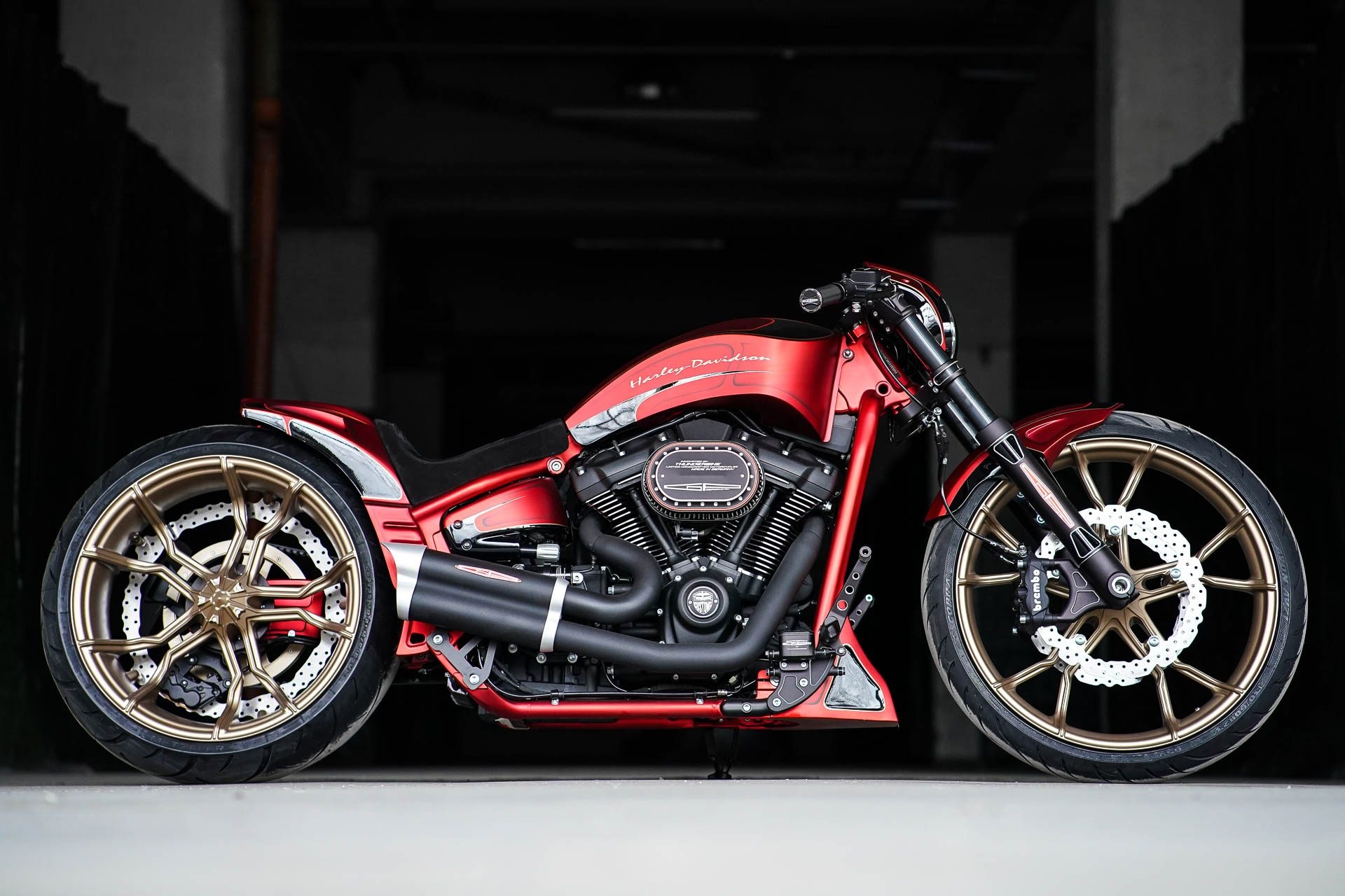 Free photo Red harley davidson motorcycle