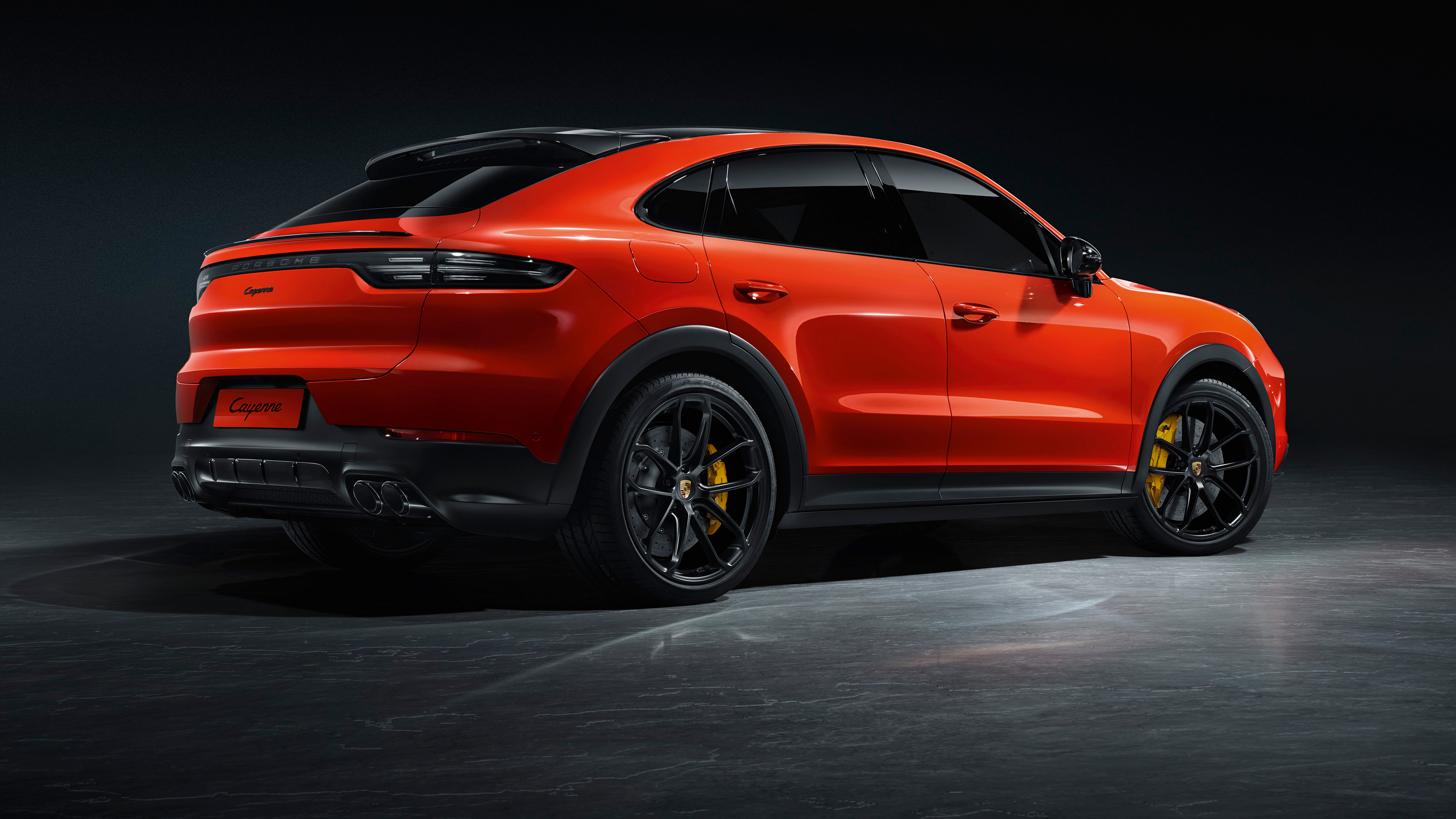 Бесплатное фото Porsche Cayenne 2019 года в оранжевом цвете