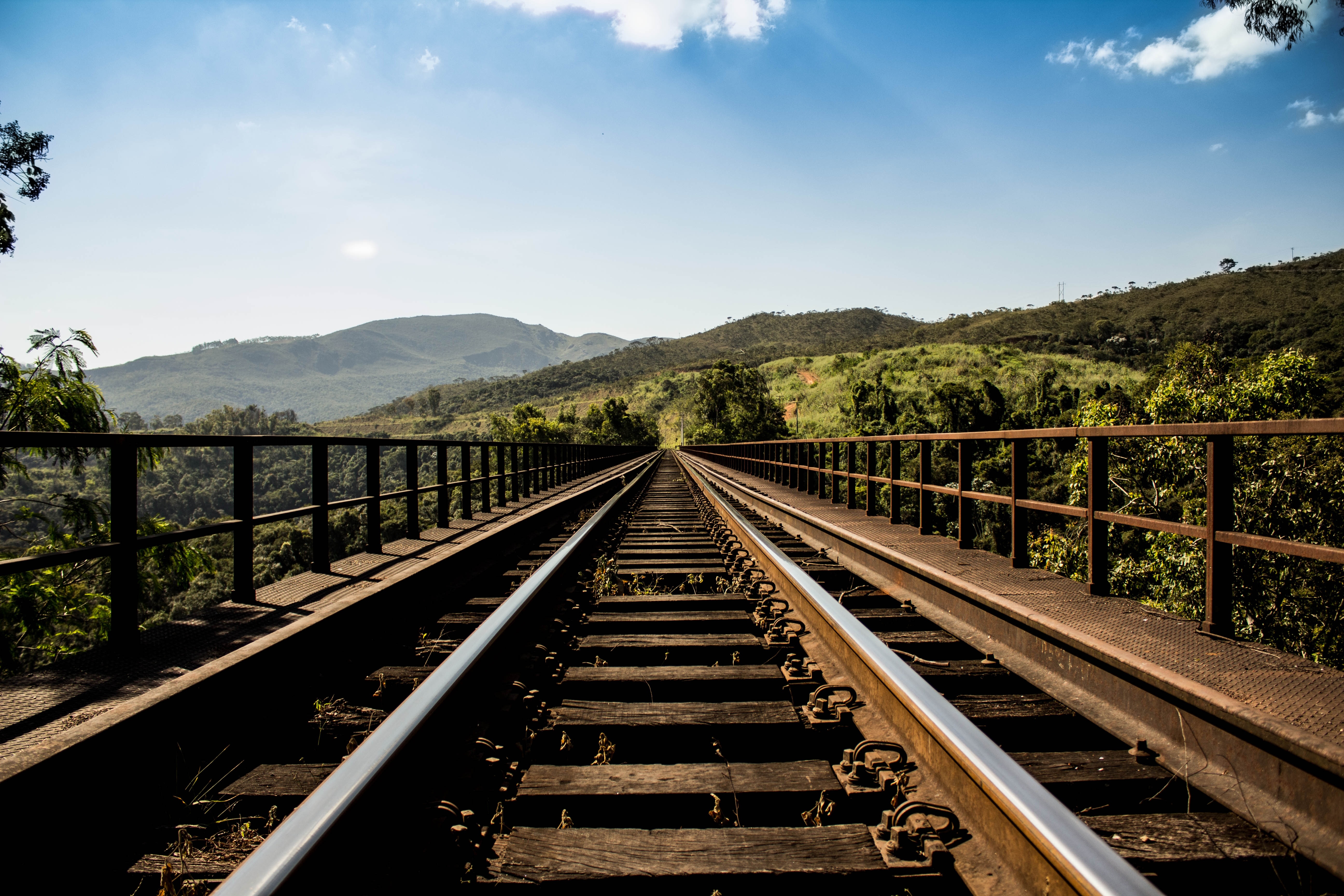 Картинка с железной дорогой на мосту