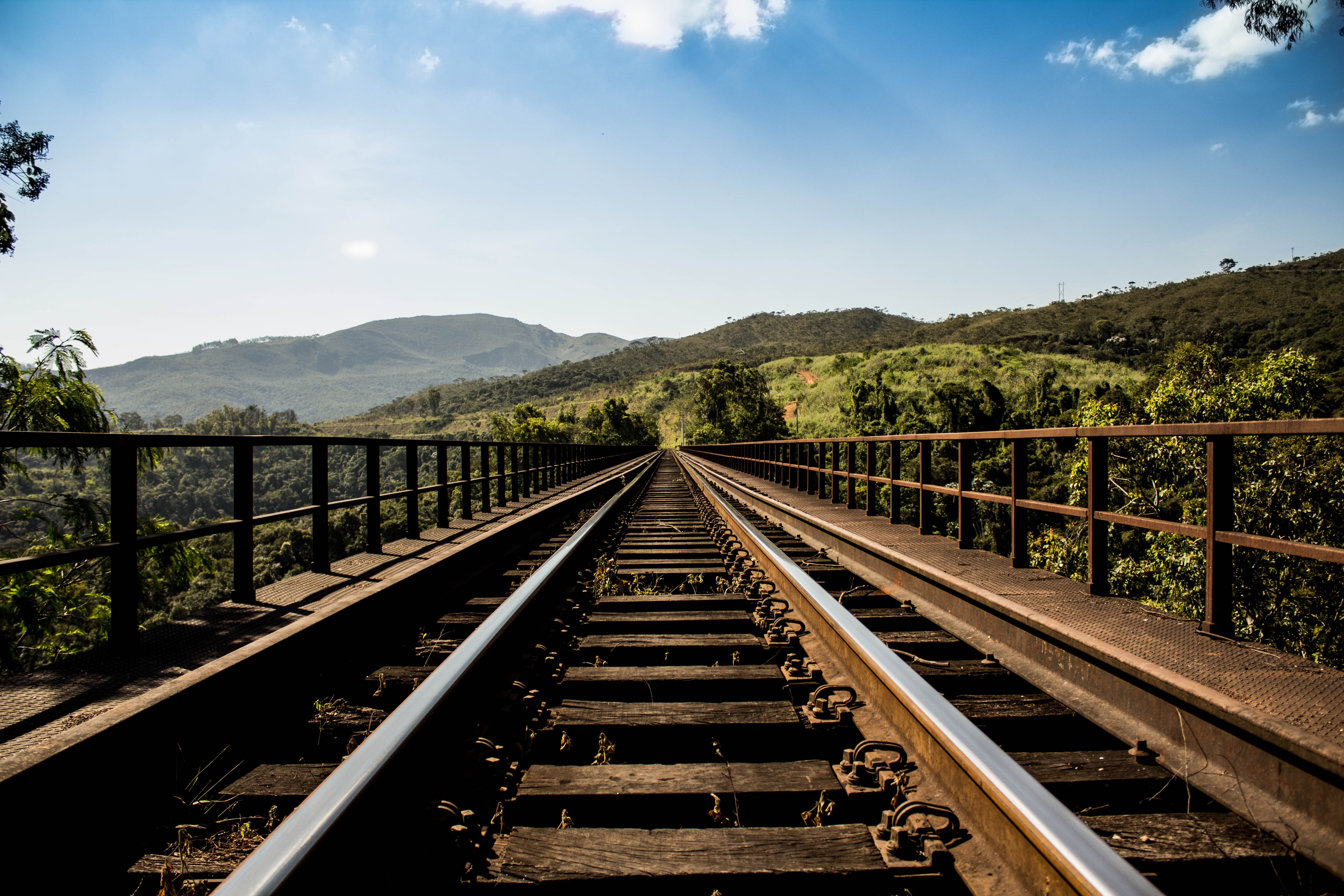 Free photo A picture of a railroad on a bridge