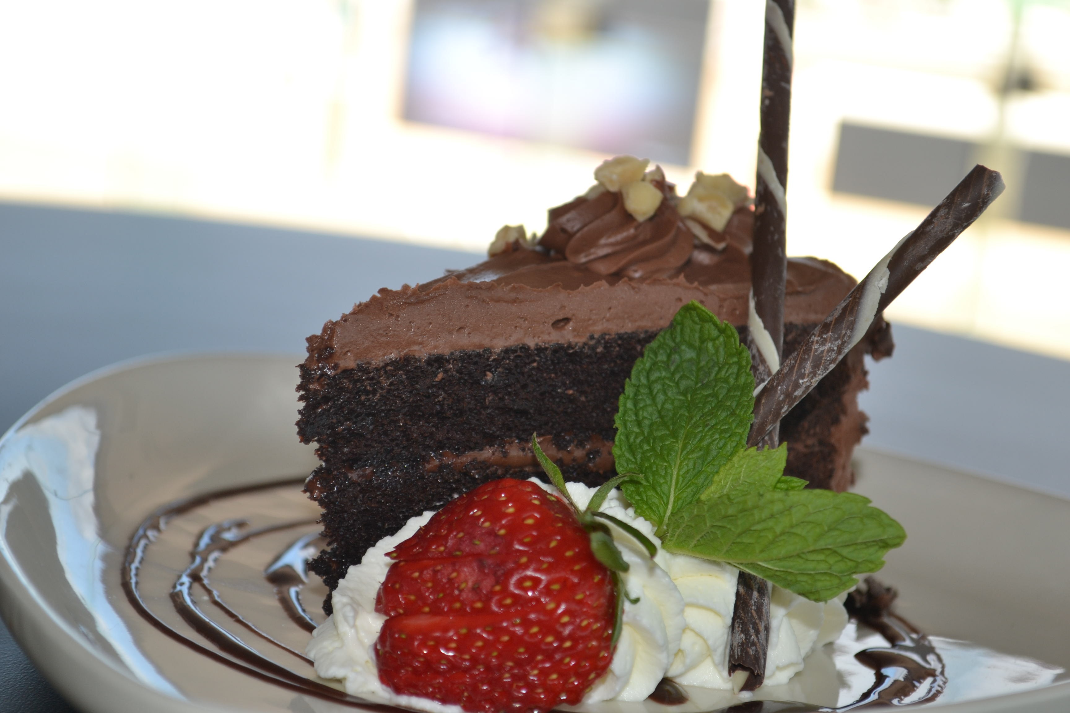 Free photo Chocolate cake with strawberries