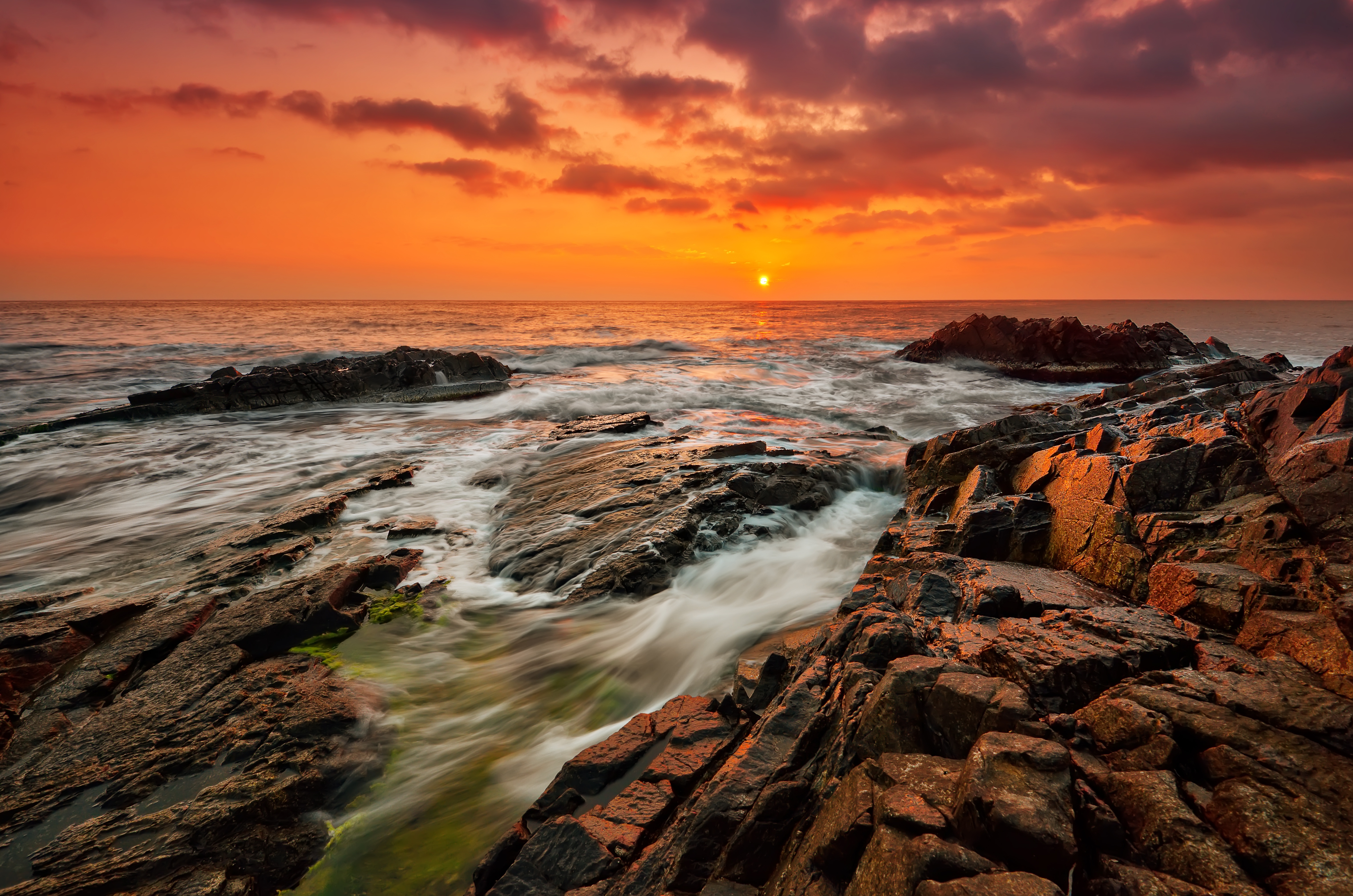 Free photo Rocky coast at sunset