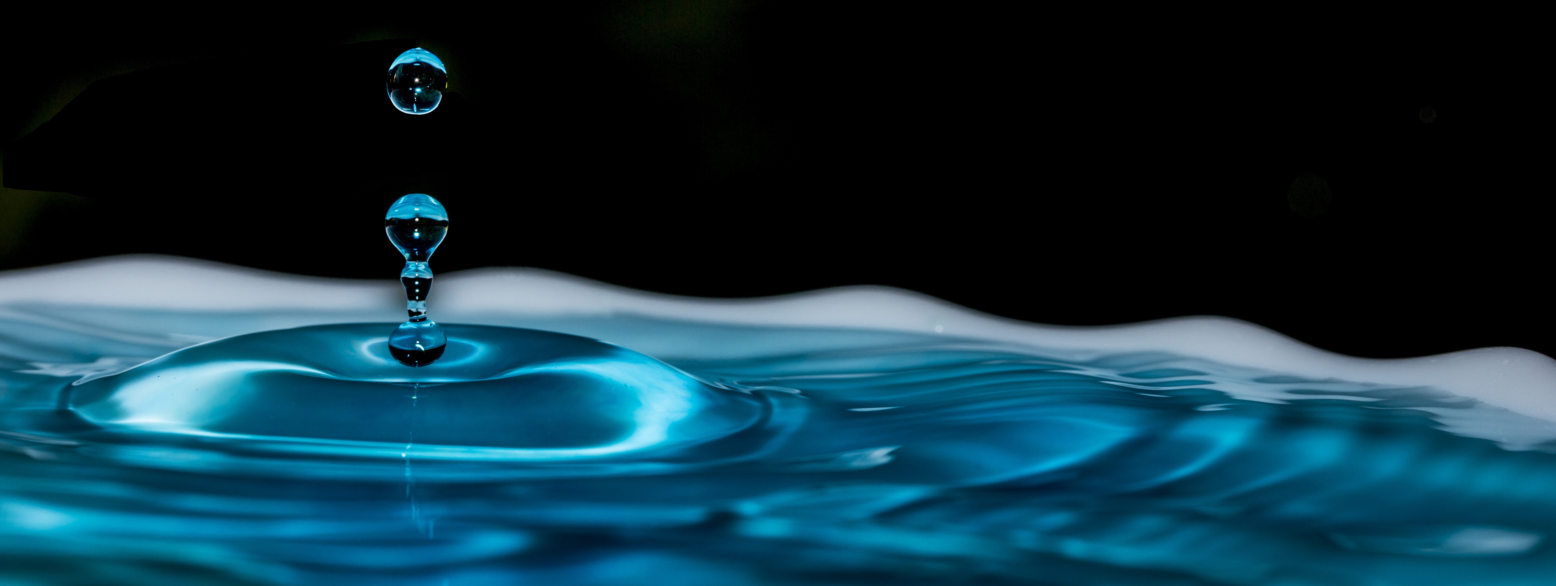 免费照片一滴水落入湛蓝的水中
