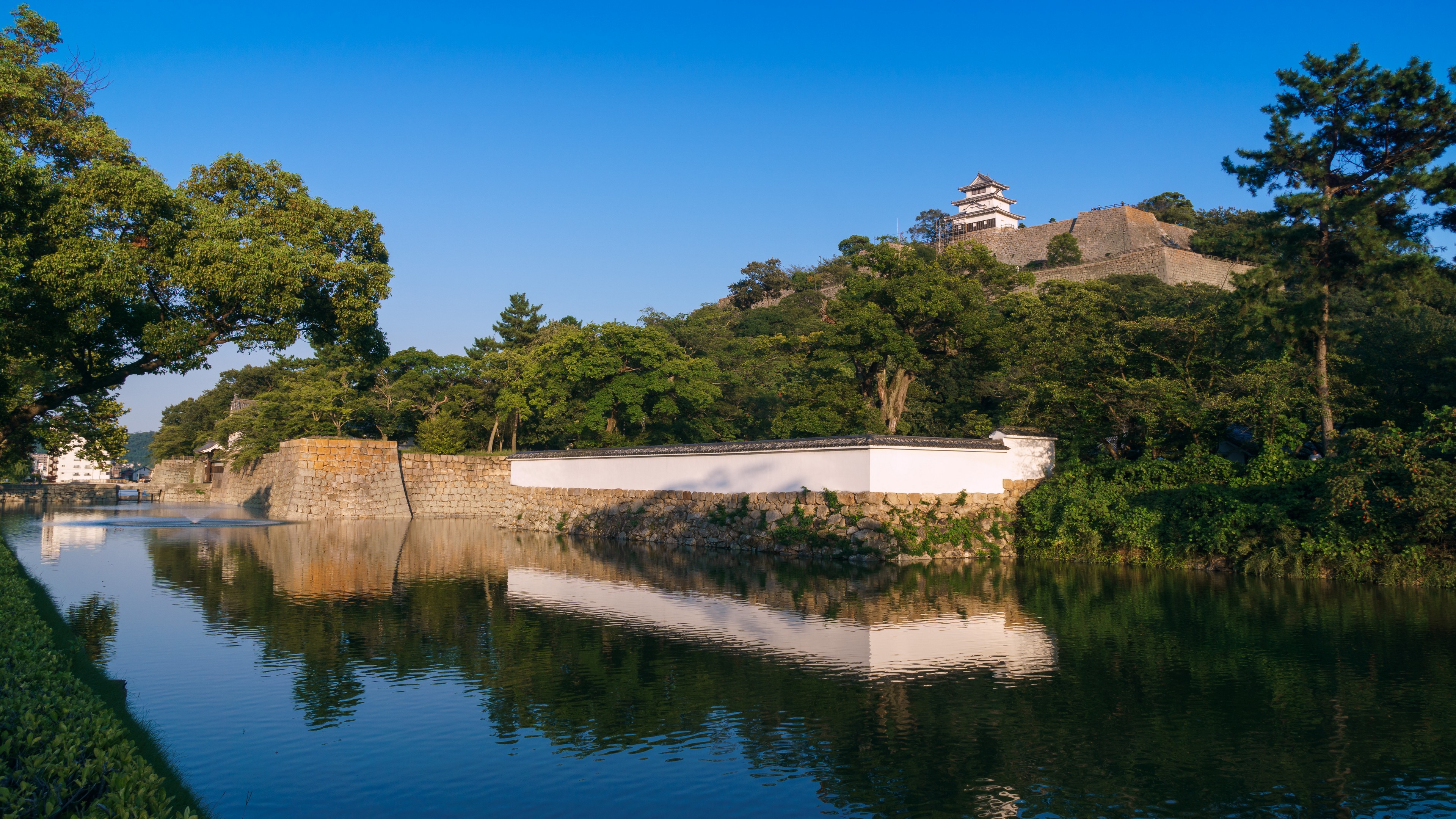 桌面上的壁纸日本城堡 河岸 城市