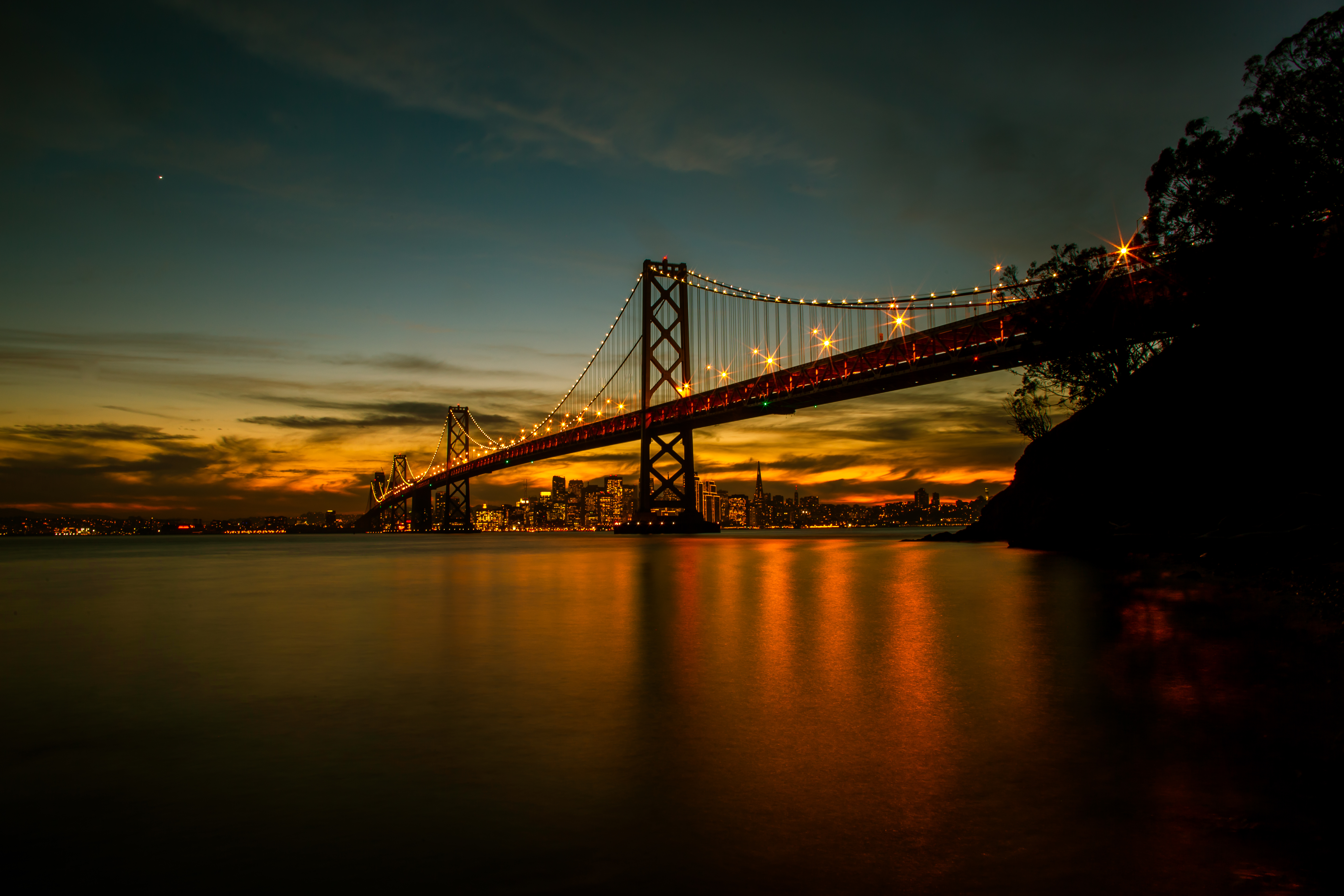 Free photo Large bridge over the river in the evening