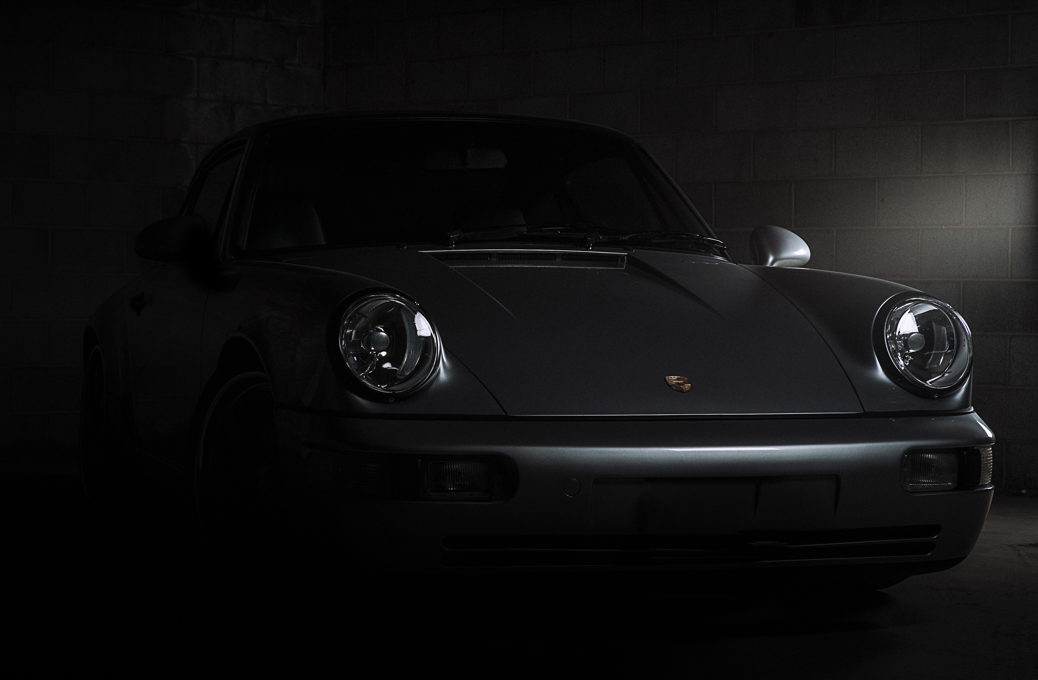 Wallpaper silhouette of Porsche 911 Carrera in darkness