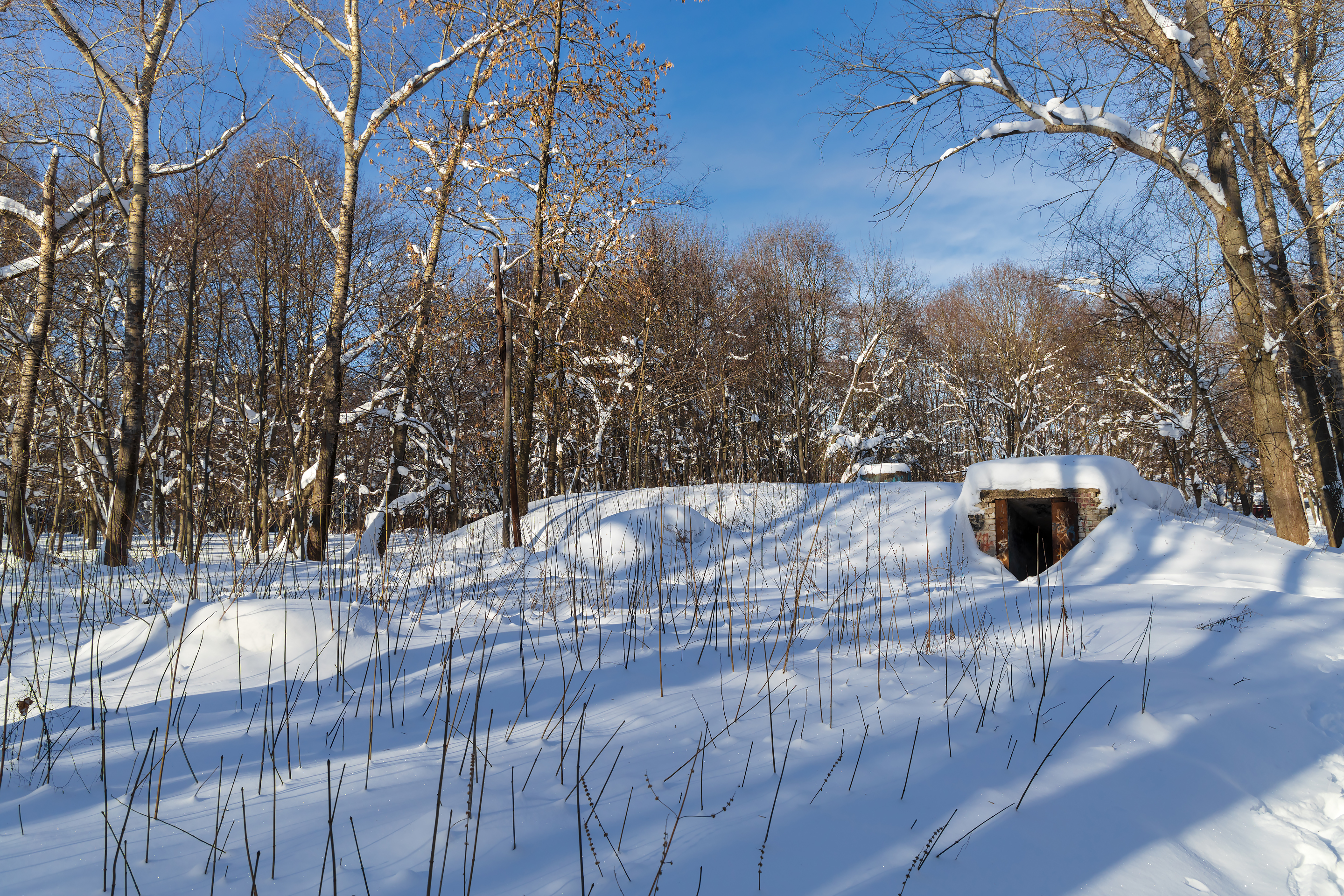 Бесплатное фото Заброшенное бомбоубежище под снегом