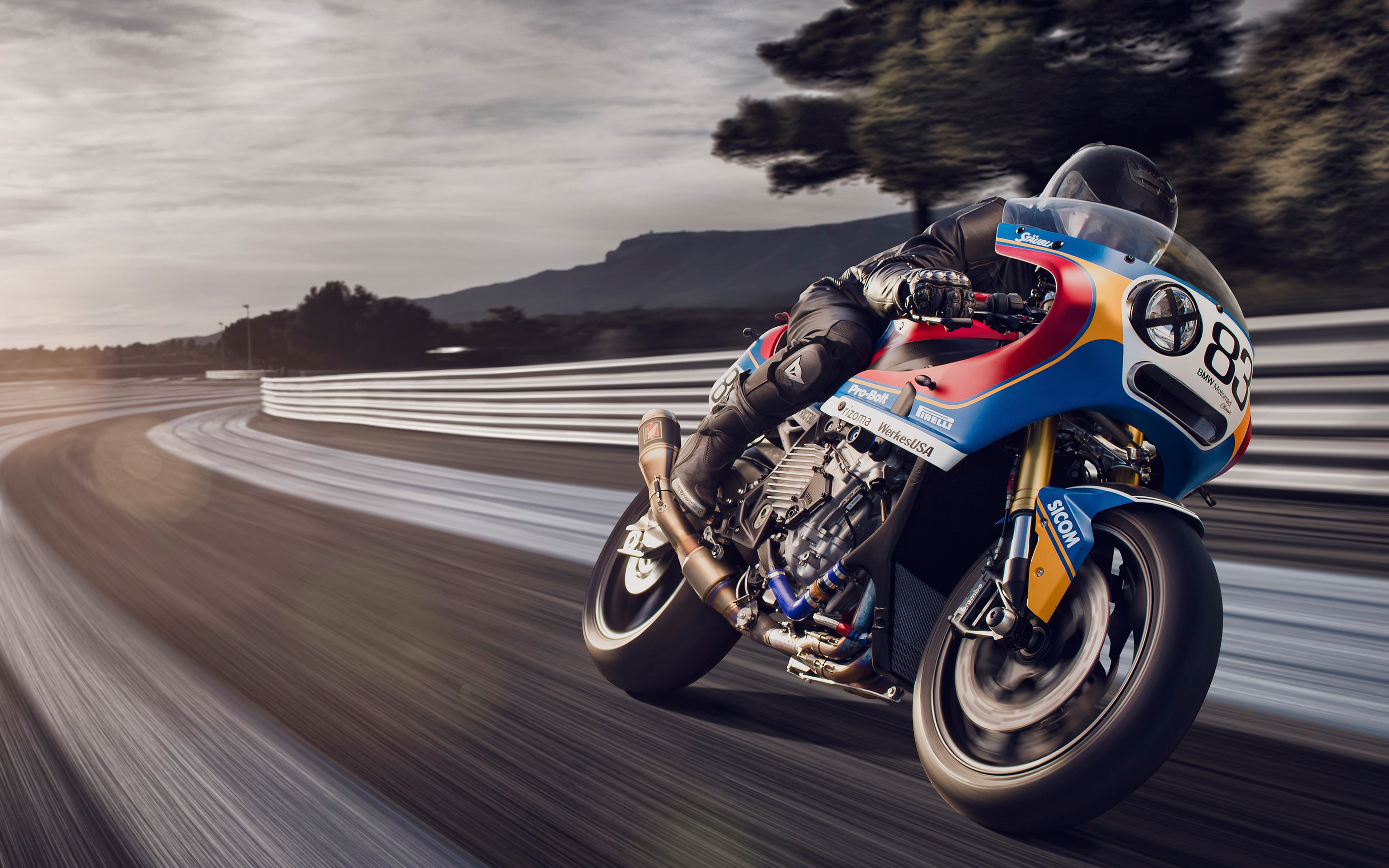 Бесплатное фото Гонщик на мотоцикле BMW S1000 RR несется по трассе