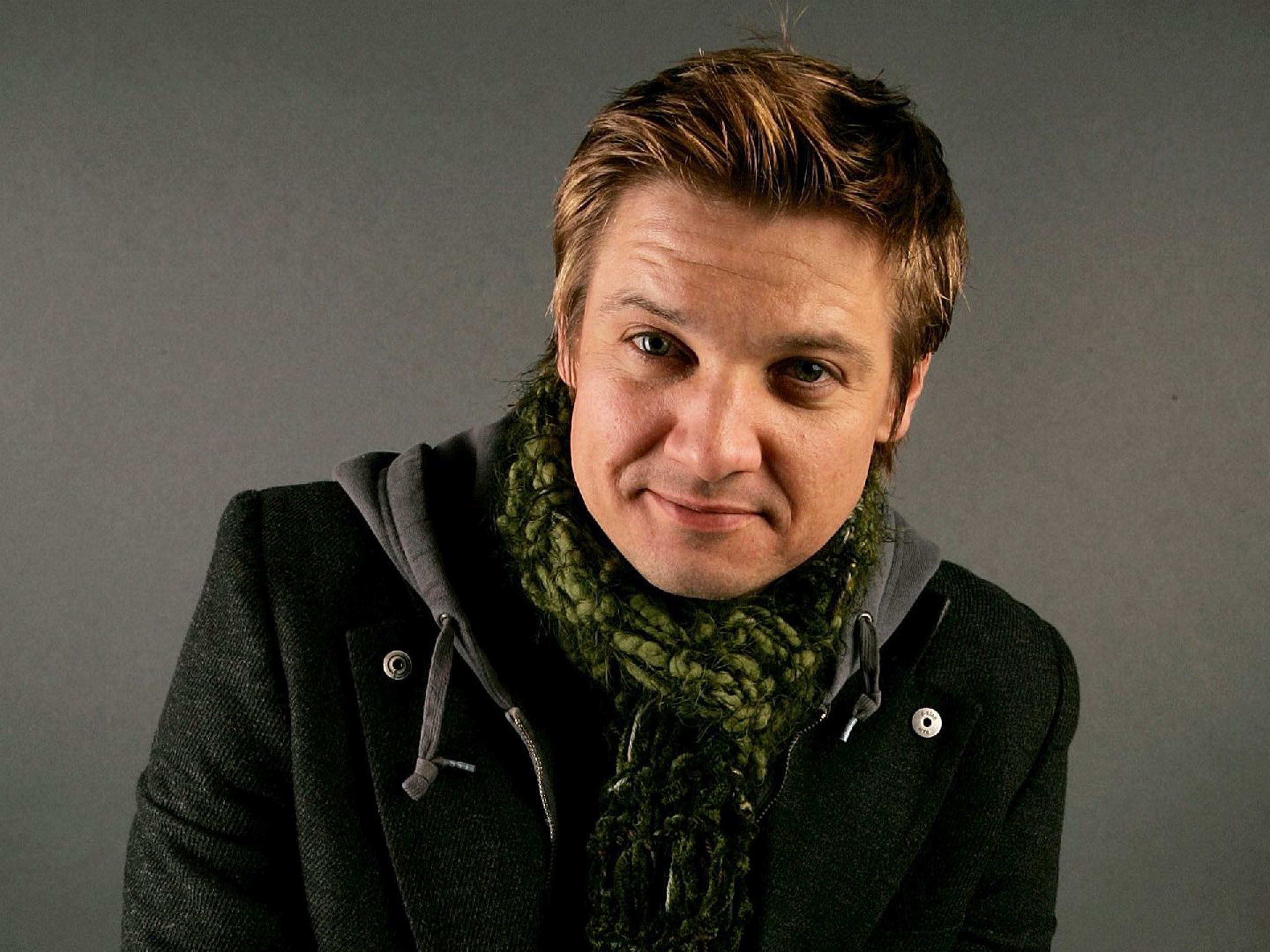 Wallpapers Jeremy Renner a scarf eyes on the desktop