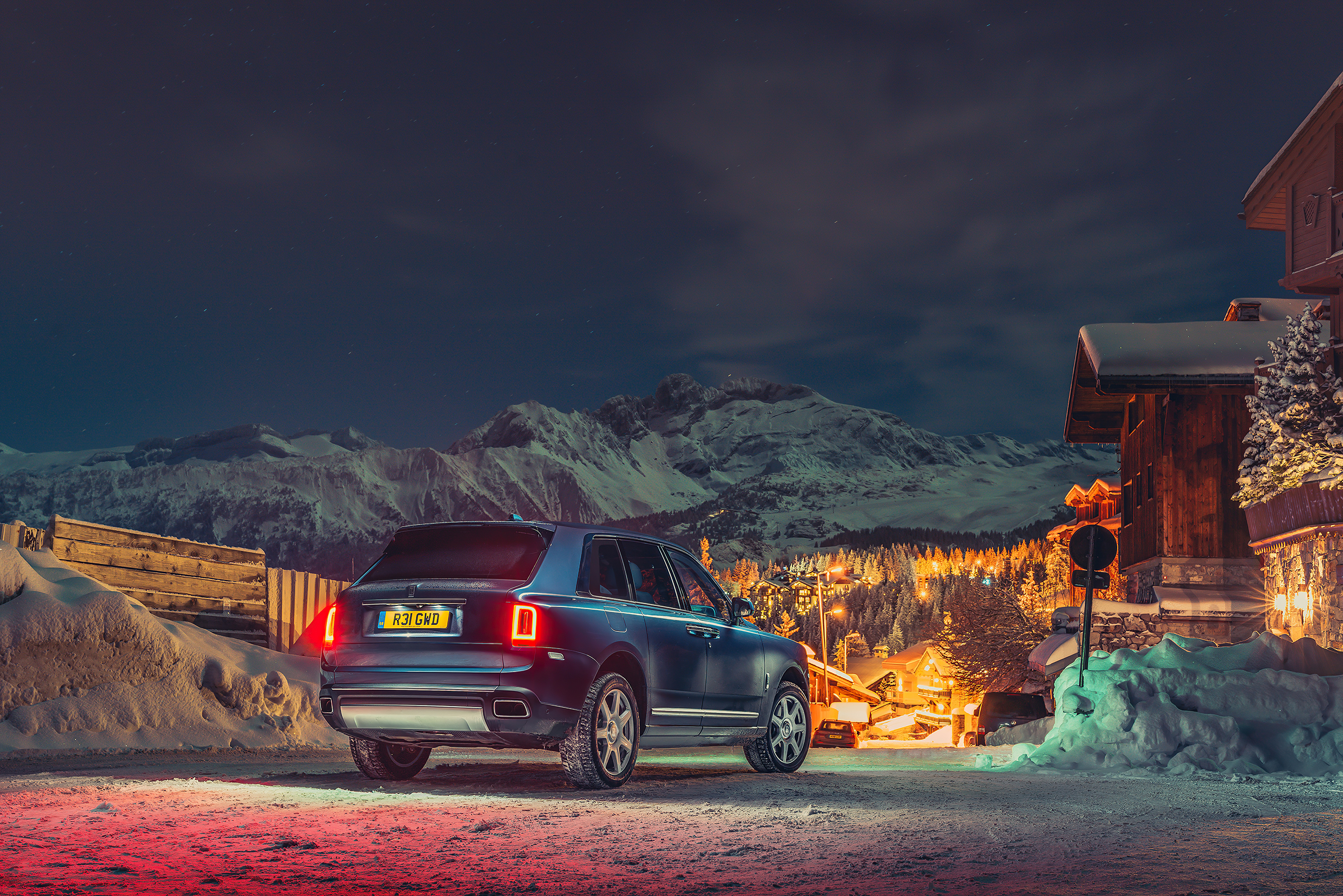 Free photo A Rolls Royce Cullinan in a winter village.