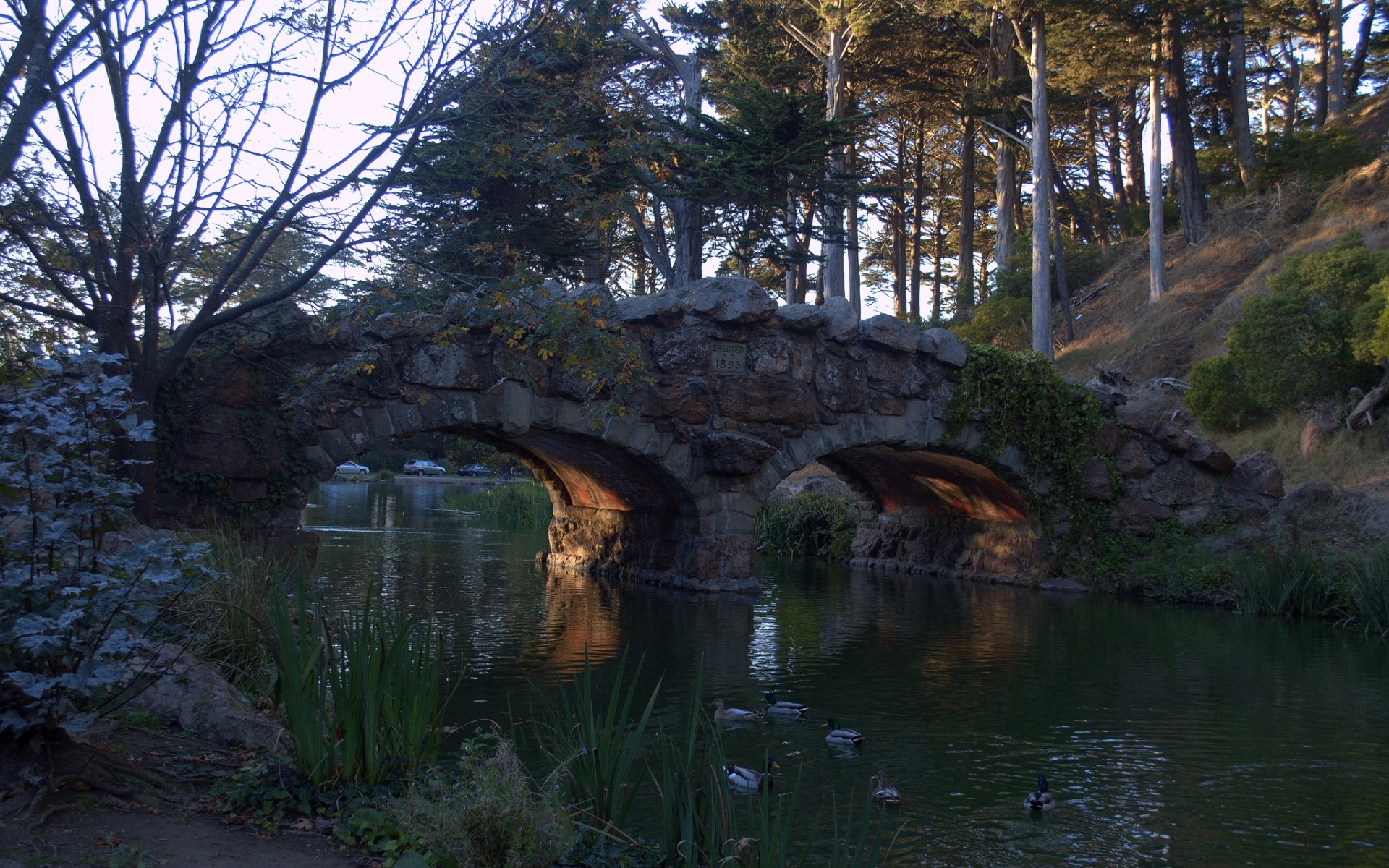 Free photo Stone bridge over the river