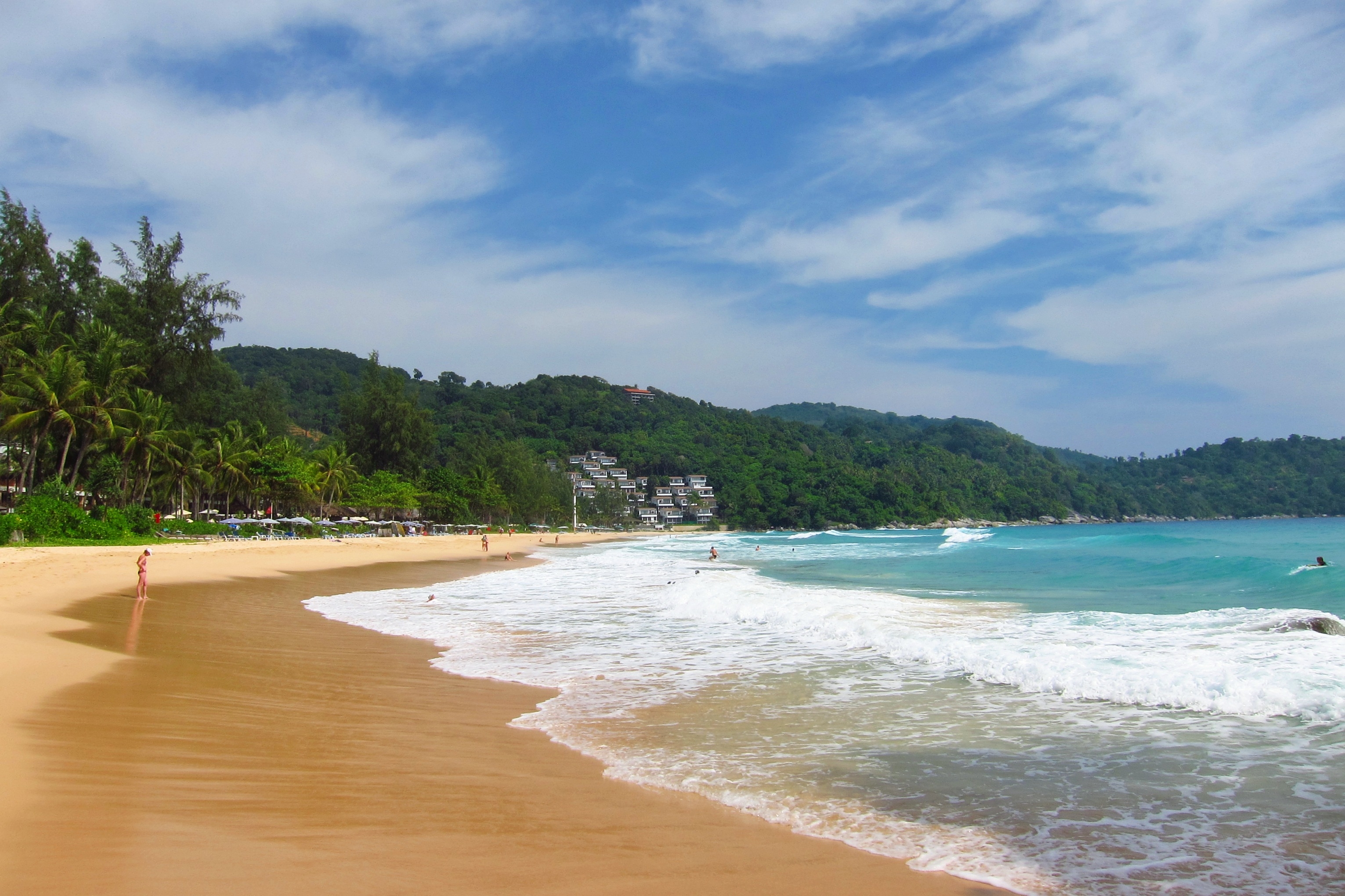 Free photo Sandy beach on the sea with waves