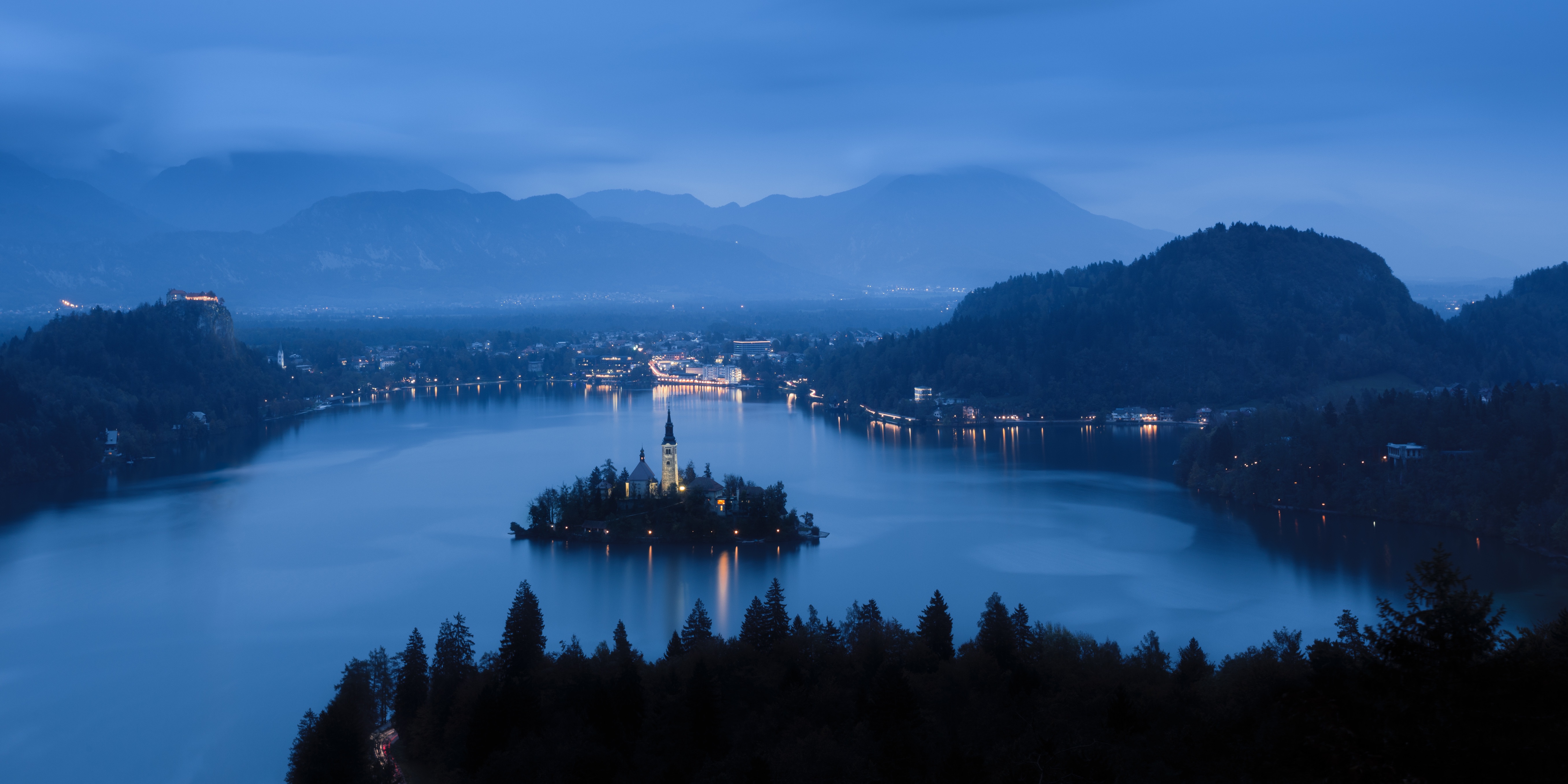 Free photo An island with a church on a lake at night