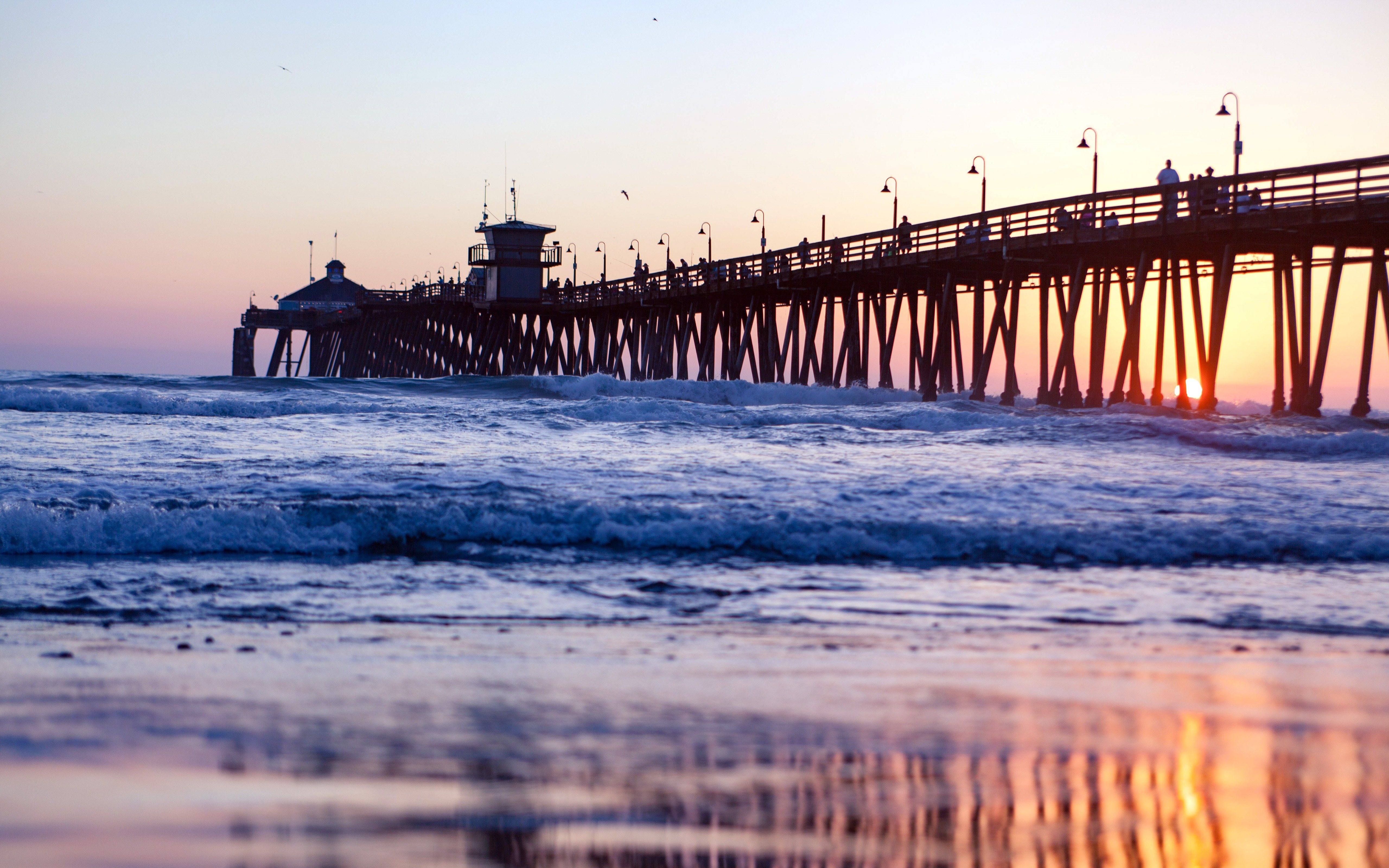 Free photo A large pedestrian bridge in california at sunset