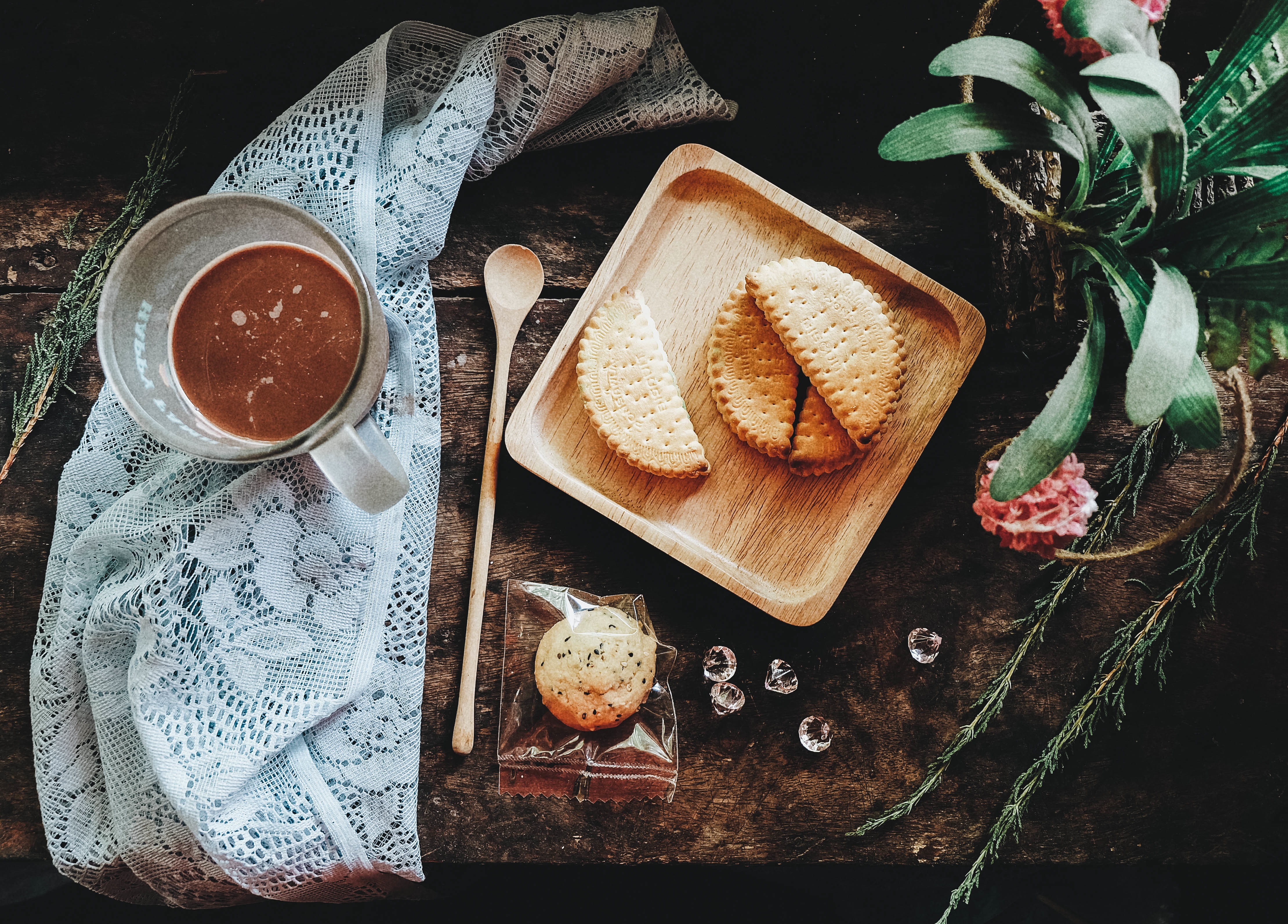 Free photo Cookies with hot coffee