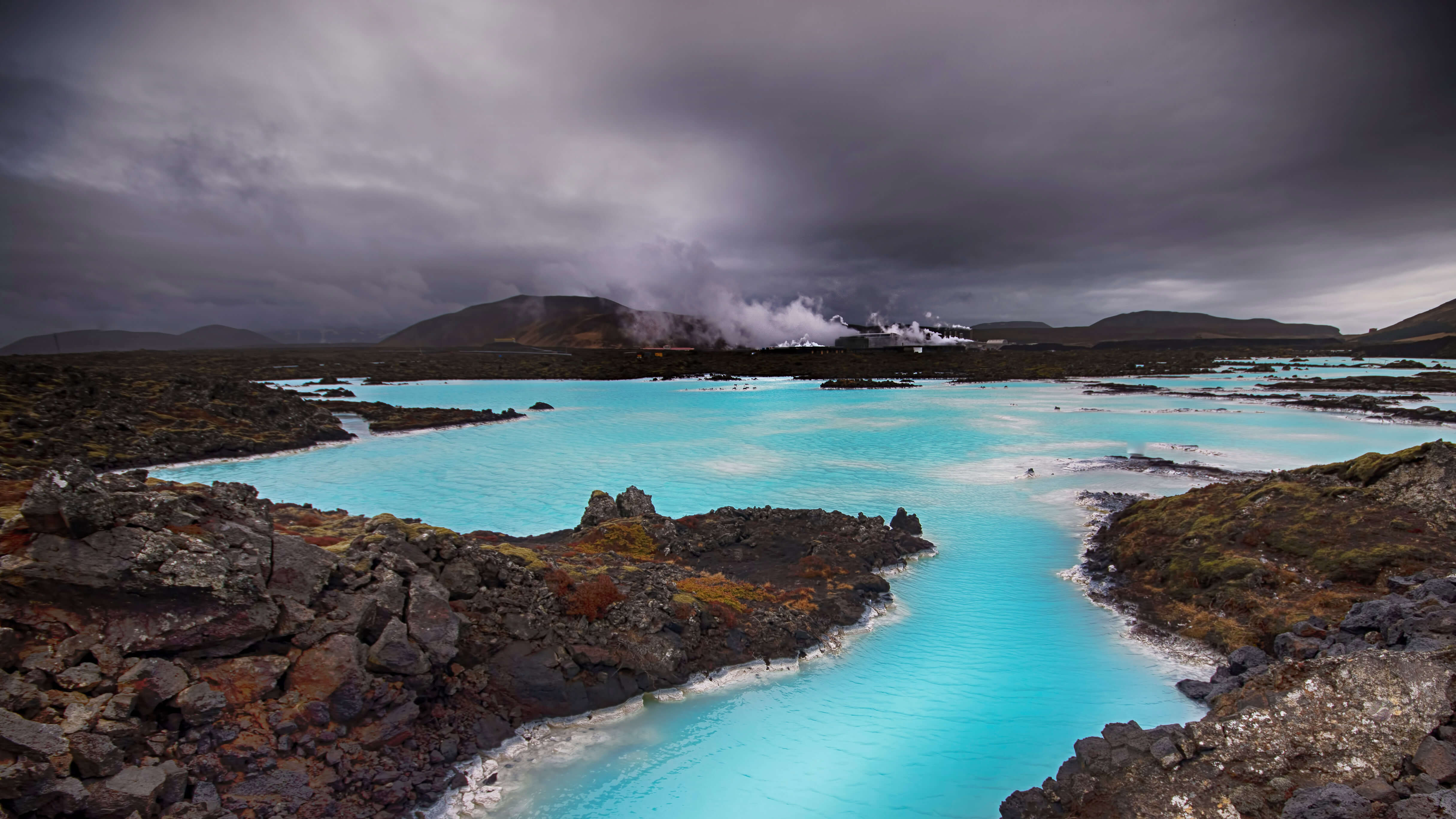 Free photo Gentle blue lake in the rocks on a cloudy day