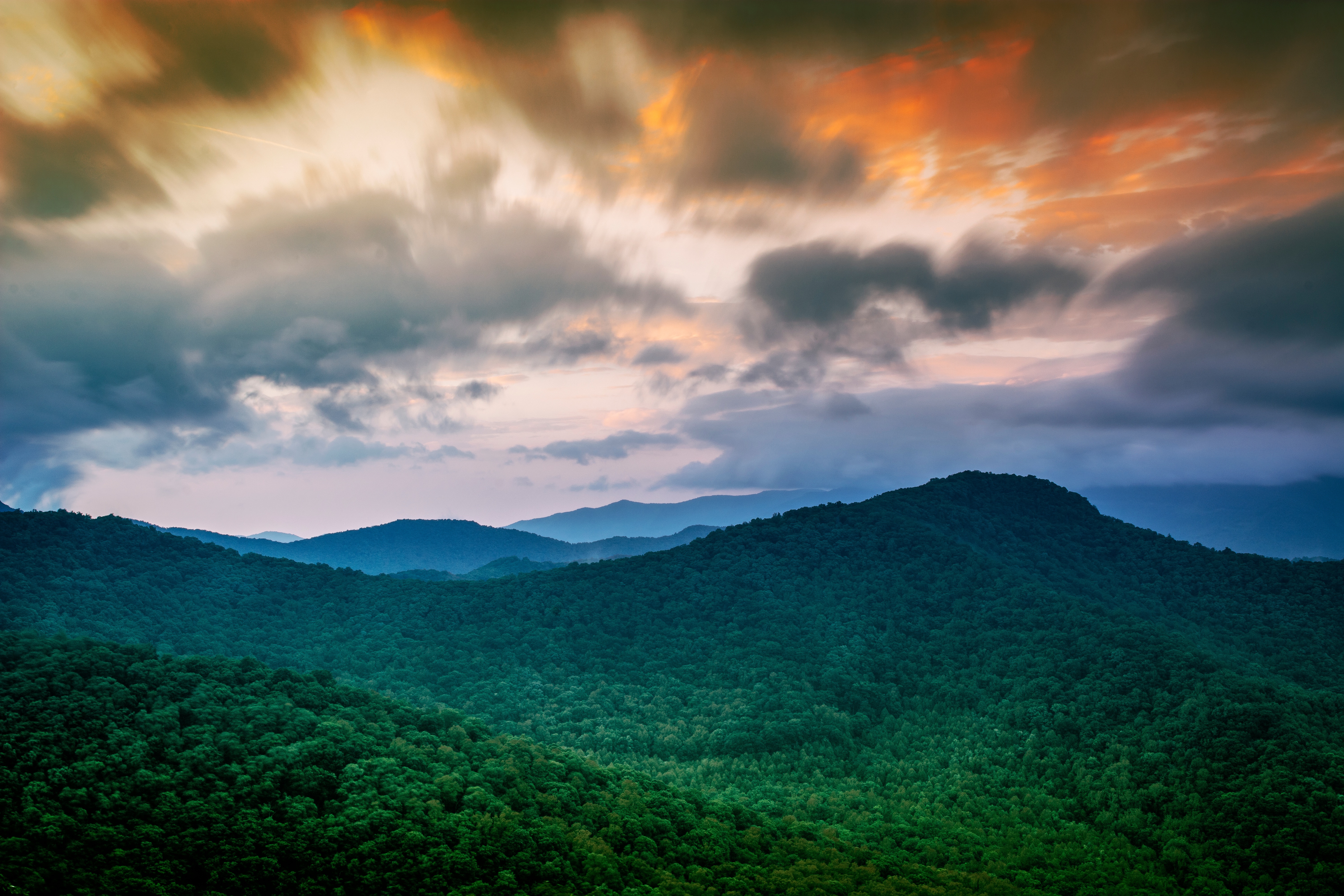 Free photo Mountains overgrown with impenetrable forests.