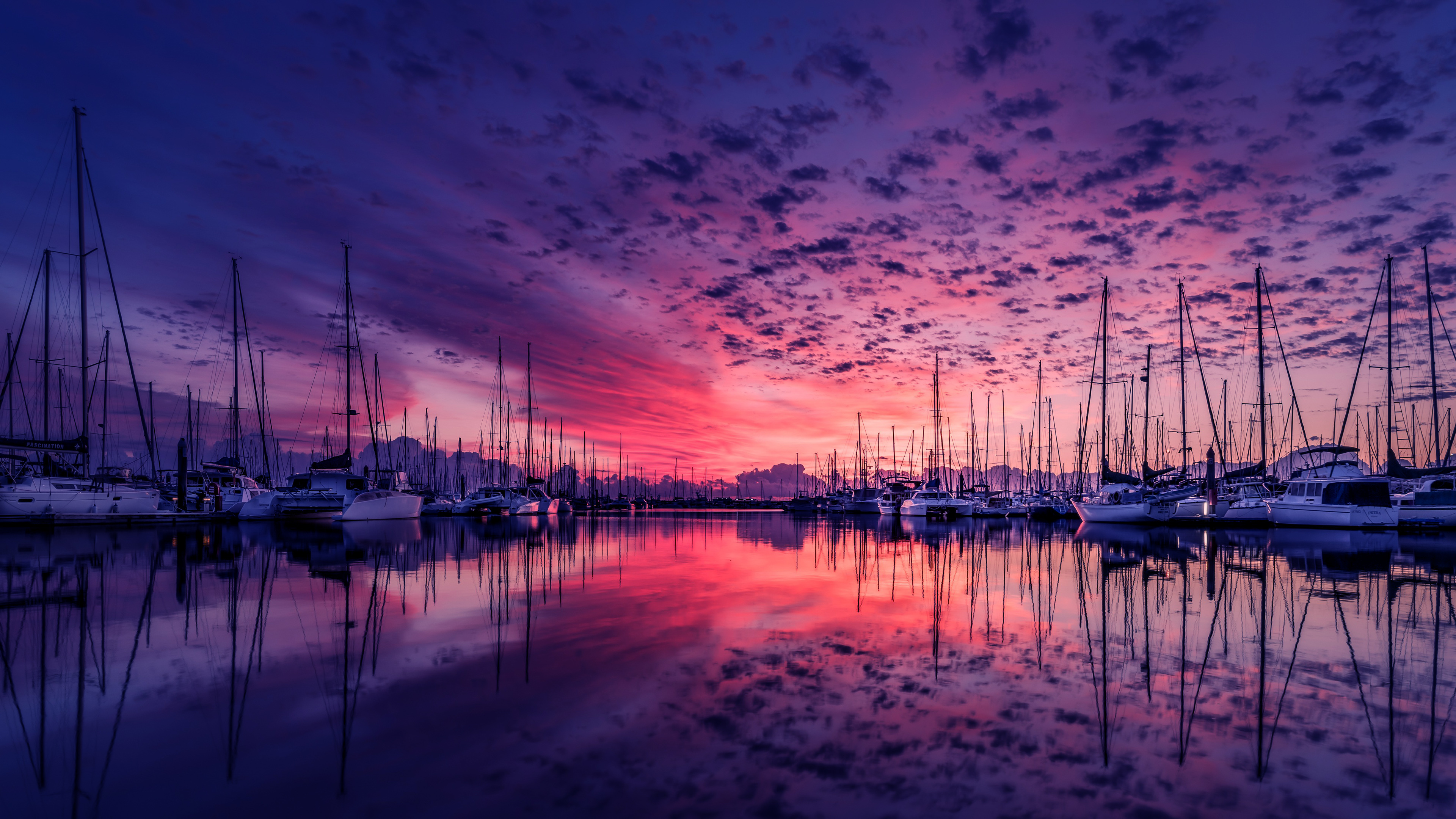 Free photo Big bay with yachts at sunset